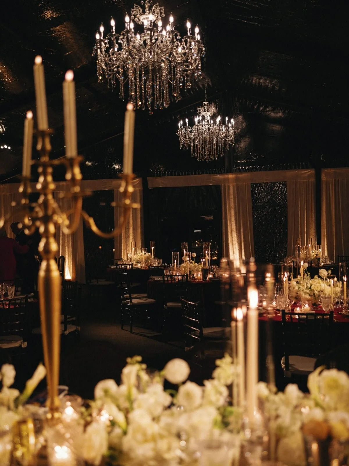 When a reception design leans into drama and detail...

You get this kind of wow. Cream-toned florals made a quiet statement, full of texture, movement, and just the right touch of Western spirit woven into every arrangement.

Planning + Design: @pam