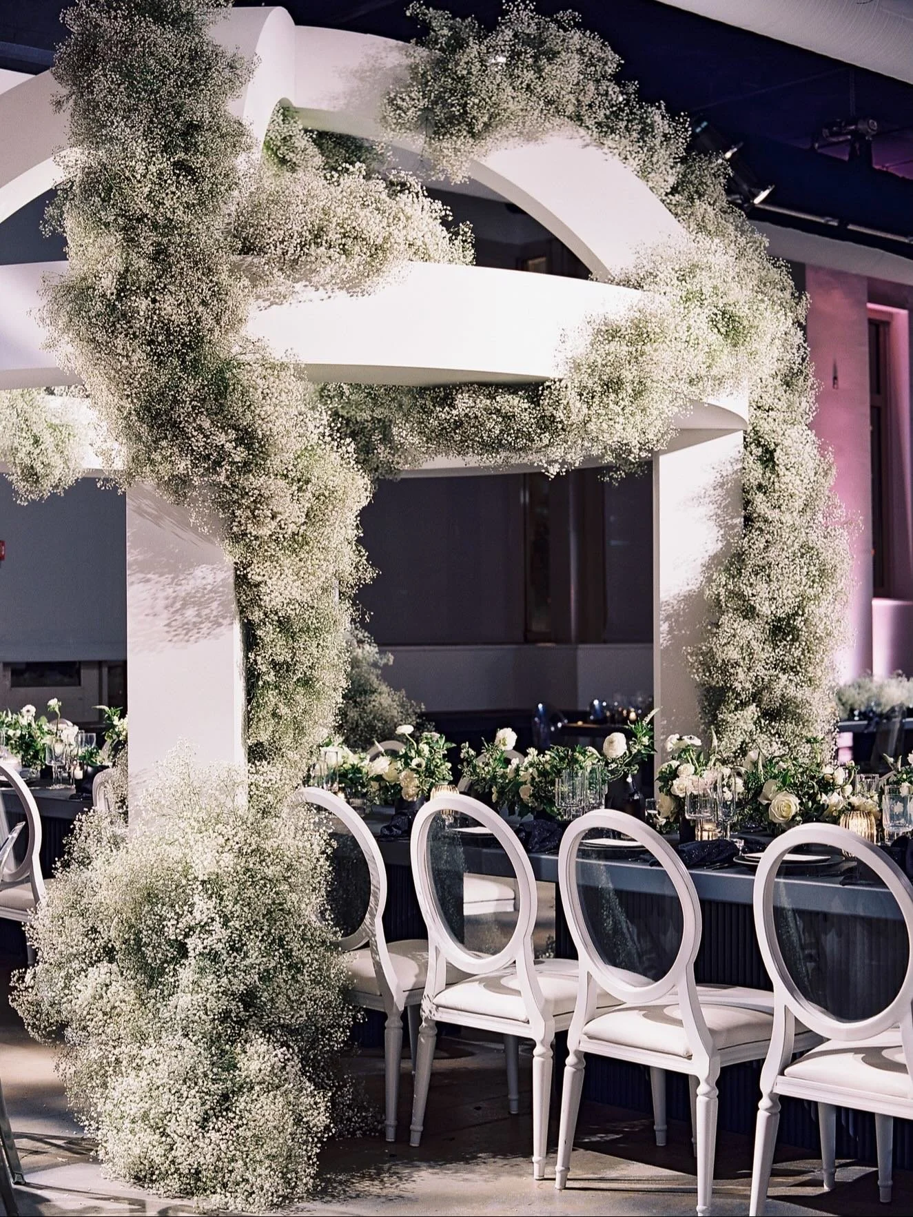 If you&rsquo;ve ever questioned whether one stem is enough to make a statement... Here&rsquo;s your answer.

This floral arch design was built by committing fully to a single material and pushing it beyond expectation. Bringing it to life required pa