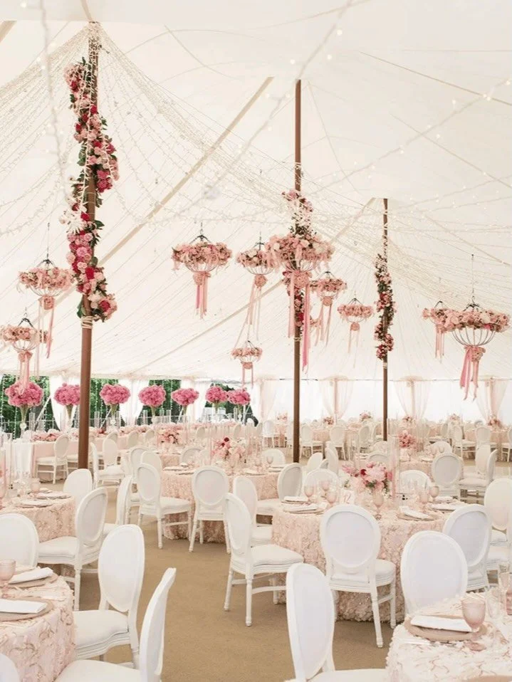 Pink below, greenery above, and balance in every direction.

This design was built to feel immersive, florals layered at every level to bring softness, structure, and just the right amount of contrast to the space.

Florals: @sophiefelts
Photography: