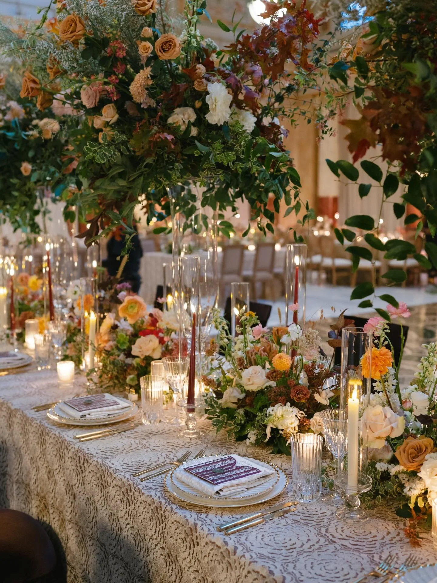 The florals set the tone early.

Full, textural, and impossible to ignore once you were in the room. Every table felt considered without feeling overworked. As the night settled in, candlelight softened everything, the space, the conversations, the p