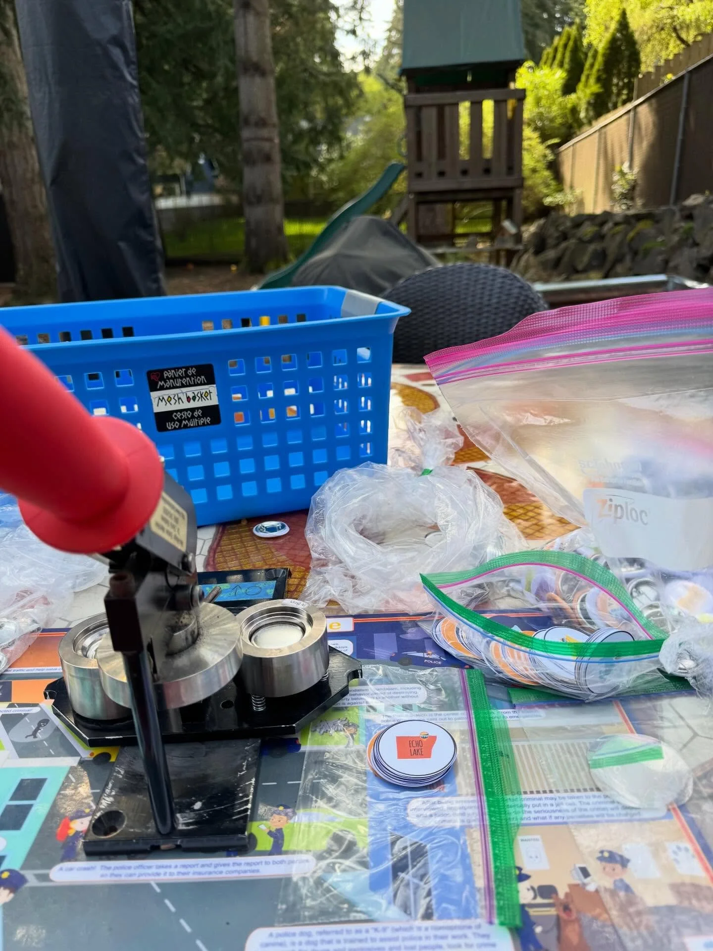 Over the last 6 months I&rsquo;ve made 1,000 buttons for Shoreline. Am I crazy? Do I love where I live? Heck Yes! #shorelineismyhappyplace 

What&rsquo;s next? 1,000 more! 😂😅

Thank you @frontdoorcreative for the button machine loan. You&rsquo;ve c