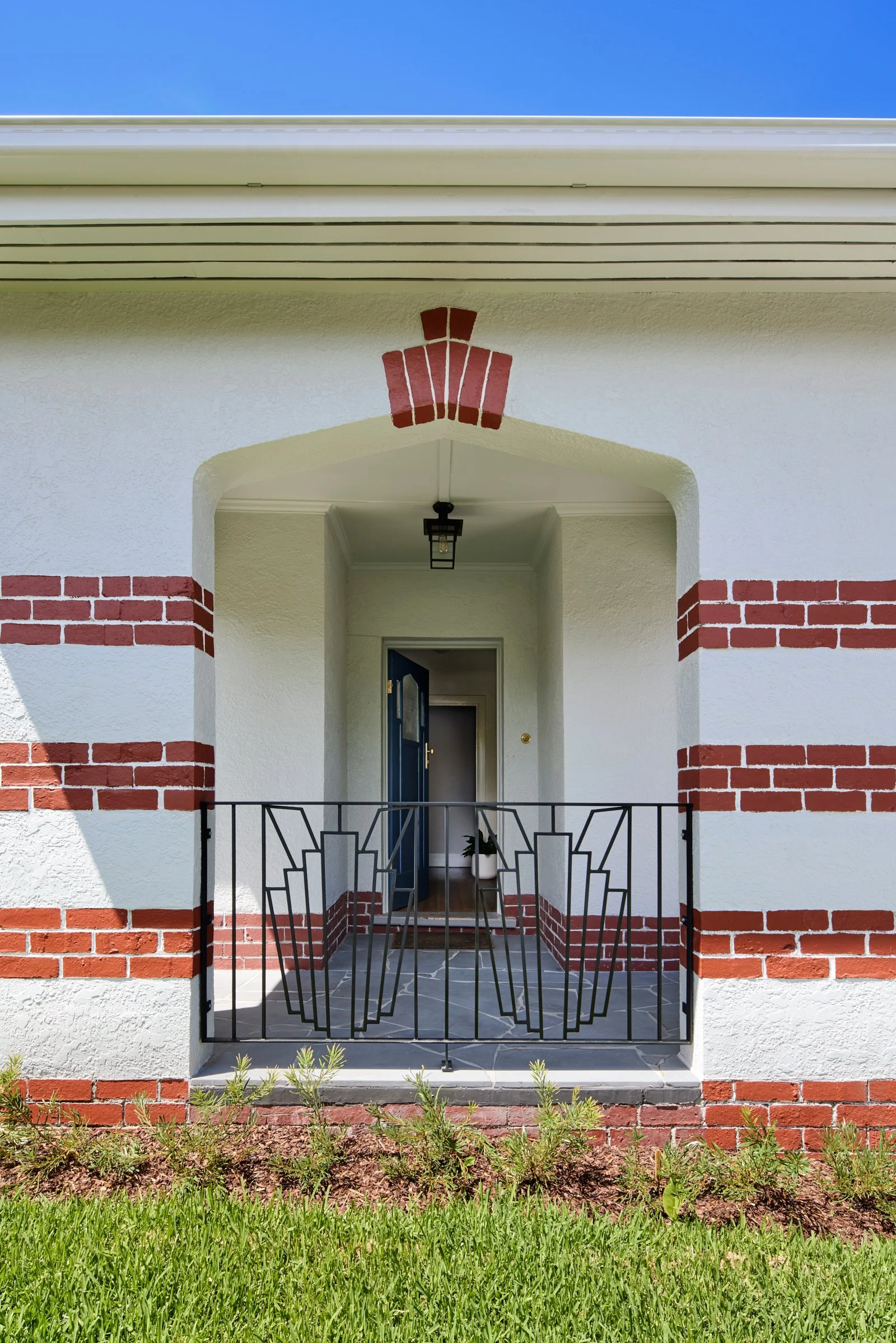 Art Deco house entry porch by Sheri Haby Architects, Caulfield North