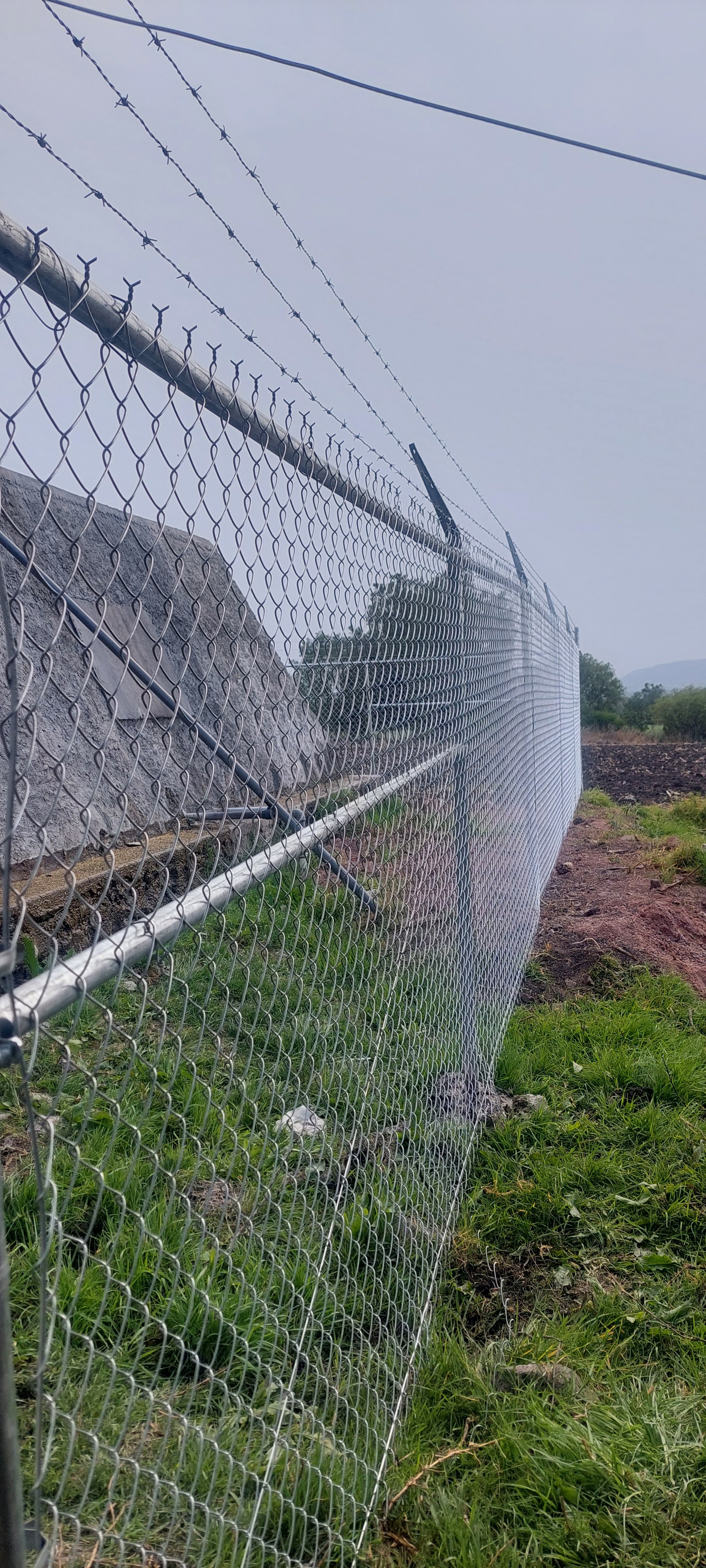 Malla ciclónica con alambre de púas