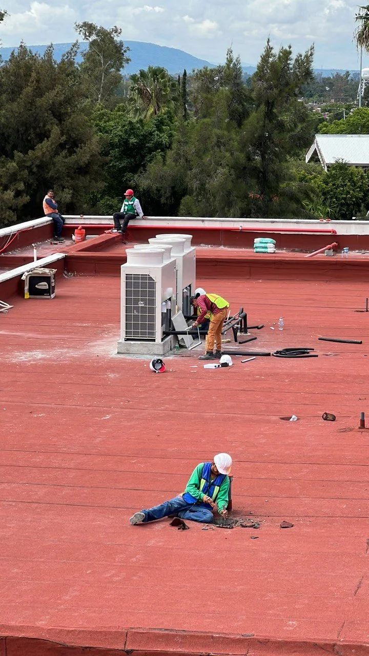 Trabajadores instalando Aire Acondicionado en Techo