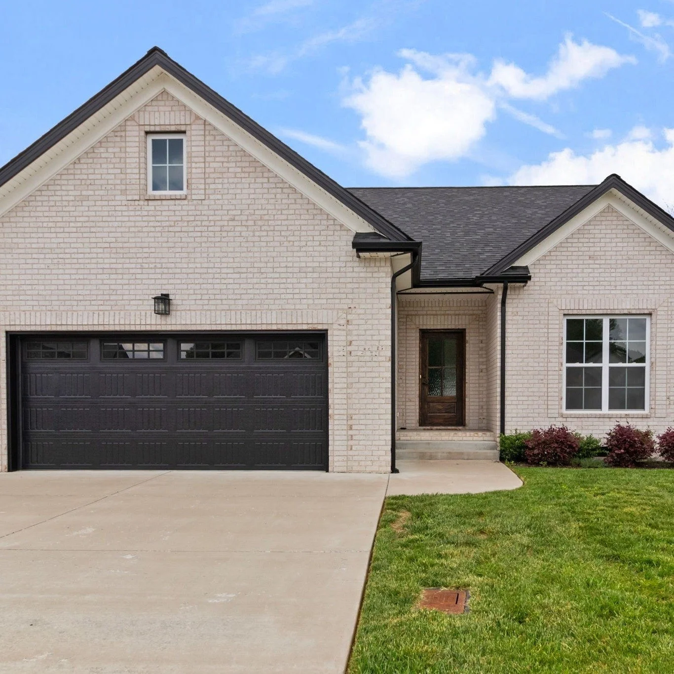 ✨ Just Listed in Sango ✨

🏡 824 Brown Swiss Ct | Clarksville, TN 37043

💲 $414,900
🎉 Seller Offering $10,000 in Concessions!
https://go.realtracs.com/1iTdMEV

Luxury one-level living with privacy behind you! This beautifully maintained home offers