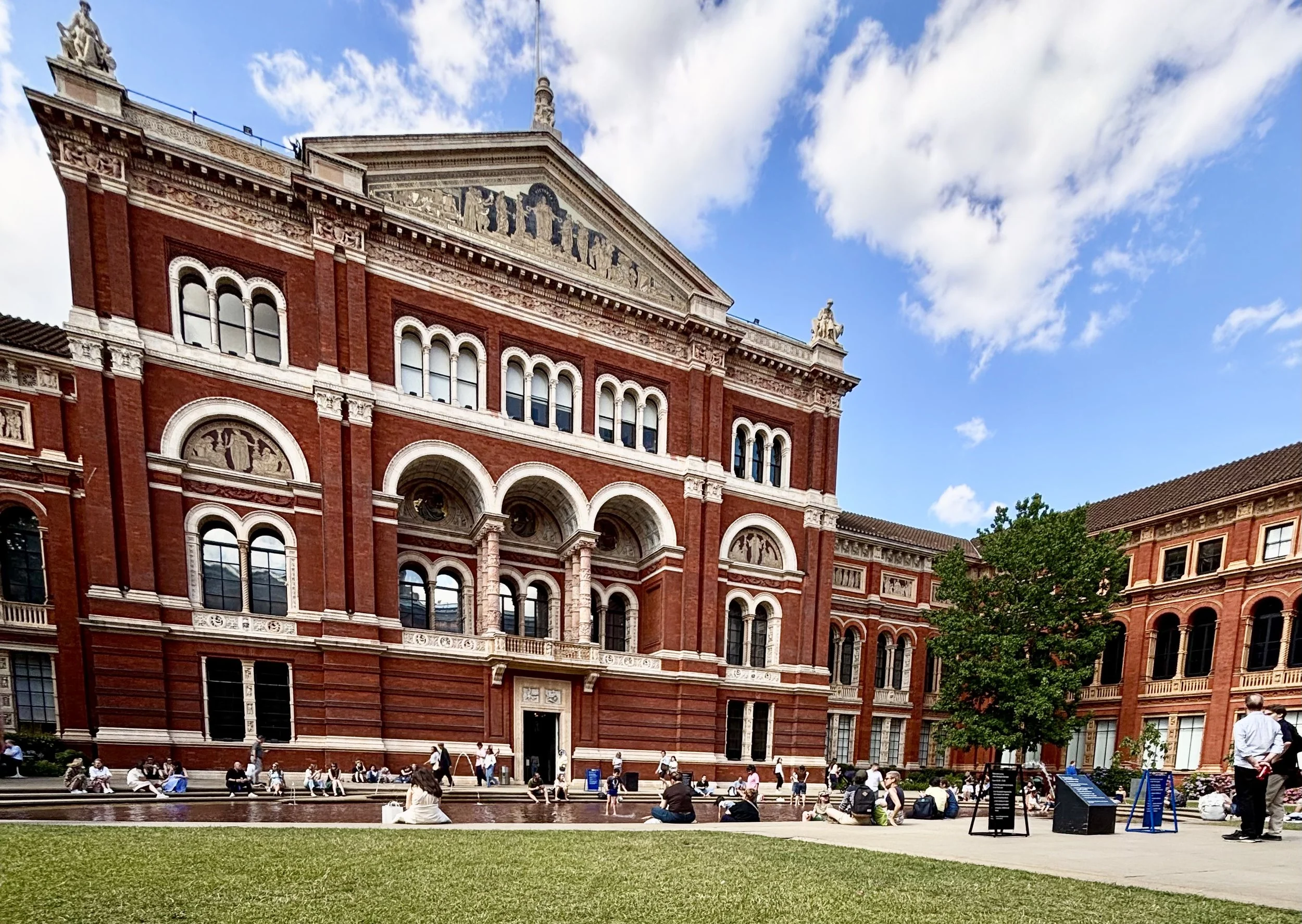 V&A Museum Reflecting Pool in John Madejski Garden.