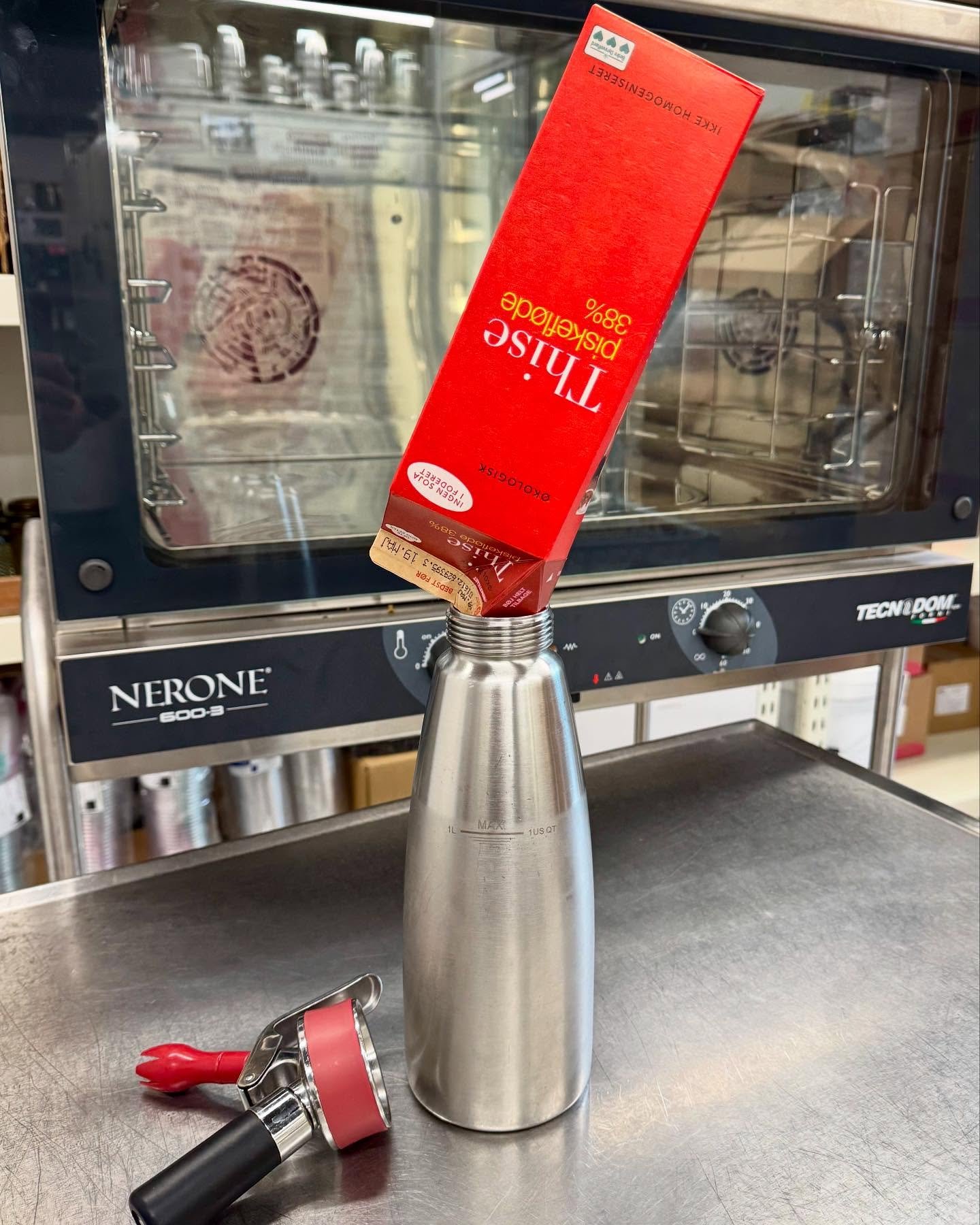 Vores fl&oslash;deskum er lavet p&aring; frisk &oslash;kologisk piskefl&oslash;de fra Thise Mejeri - det smager vidunderligt!
Hilsen Roskilde Ismejeri🍦☀️
@roskildeismejerihavn @roskildeismejeri #lokal #is #&oslash;kologi #&oslash;kologisk #fl&oslash