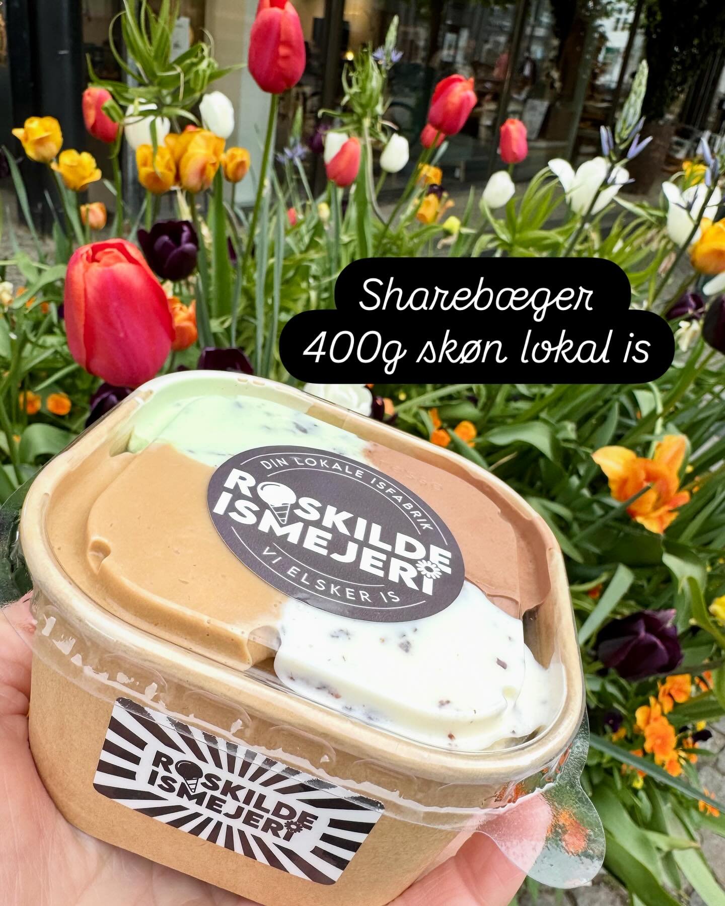 Velkommen til vores nyhed: Shareb&aelig;ger! 
Her ligger 4 (eller 6) store kugler is ved siden af hinanden, s&aring; der er mulighed for at deles om flere smage, n&aring;r der skal hygges med is.
Vi d&oslash;mmer dig ikke, hvis du deler den med Svipp