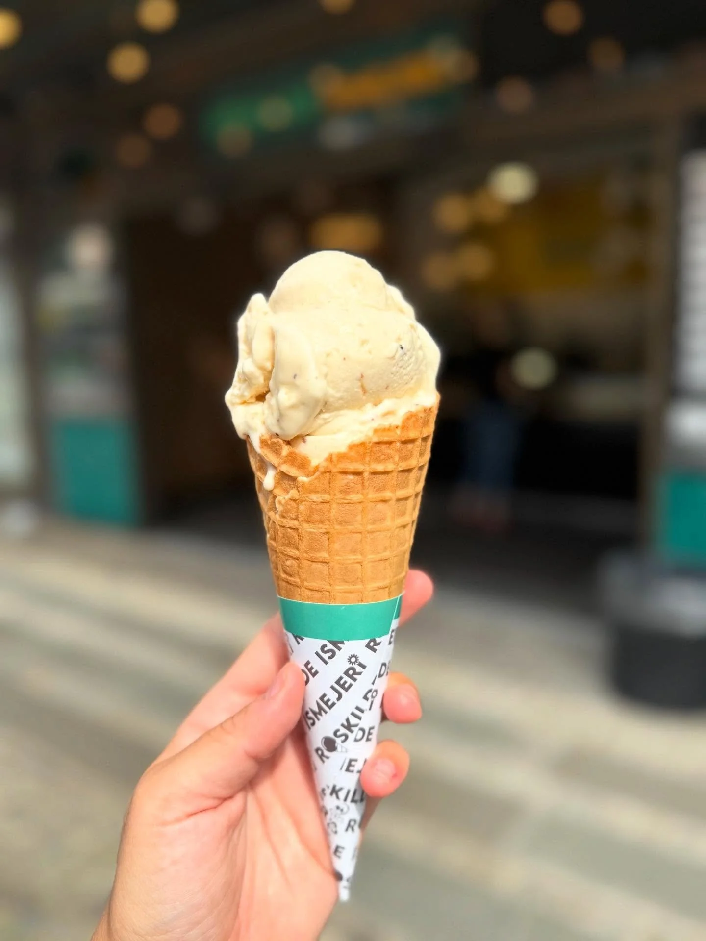 Nogen gange tr&aelig;nger du til en isvaffel🍦💕
Vi har &aring;bent til kl. 21 hver aften, iscafe &amp; havnevogn.
Det var bare det☺️
@roskildeismejeri @havnevognen 
#september #istid #altid #lokal #is #er #godt #vanille #ribs #fl&oslash;debolle-is #