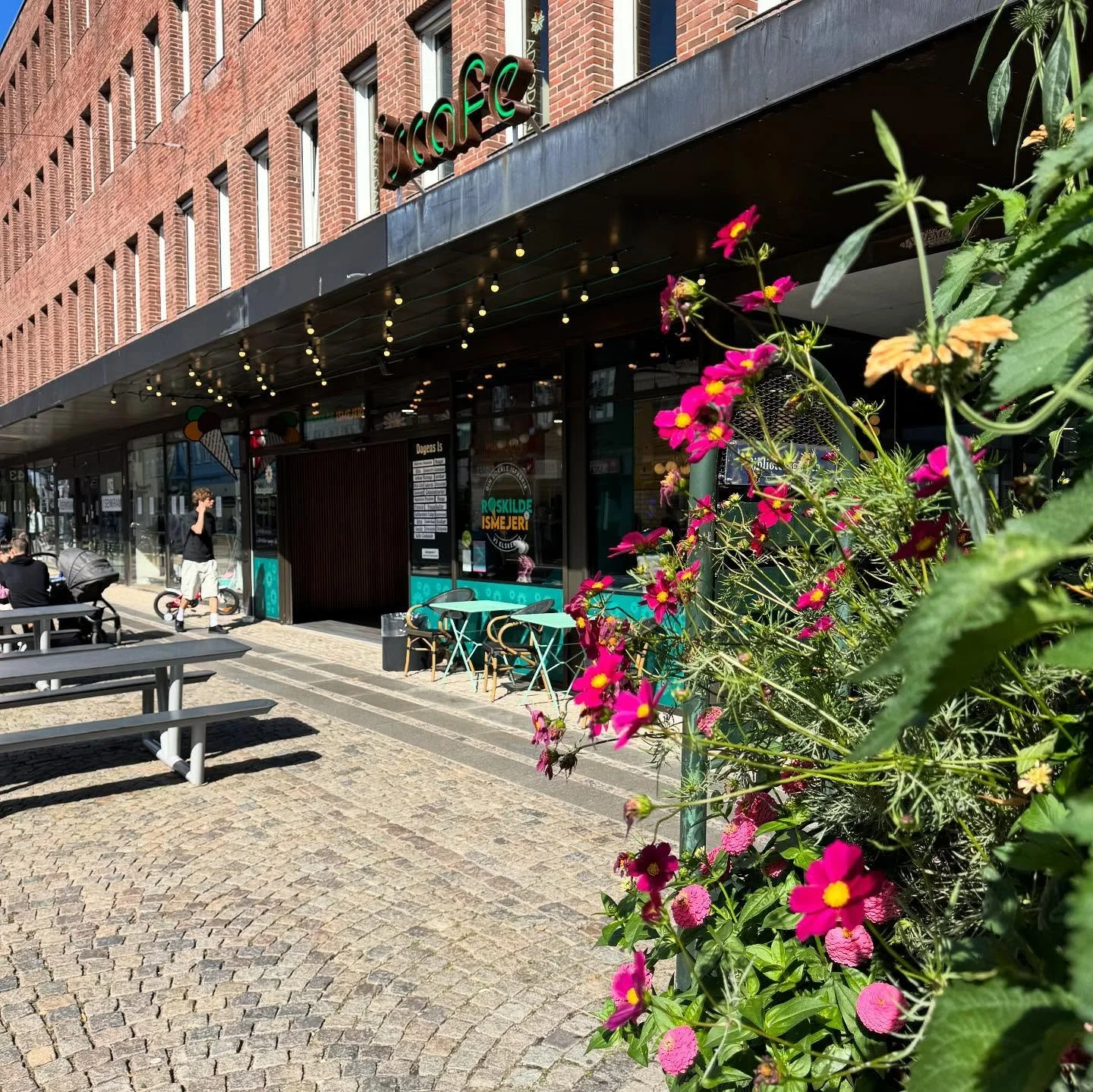 Sunny Sunday☀️
Is, shakes, kaffe💚
Havnevogn &amp; iscafe⚓️🍦
&Aring;bent fra 10-21🍁🍂
@roskildeismejeri #s&oslash;ndag #soldag #istid #altid #lokal #virksomhed #lokal #is #&oslash;ko #kaffe #is #milkshakes #frappe #havnevognen #iscafeen #velkommen