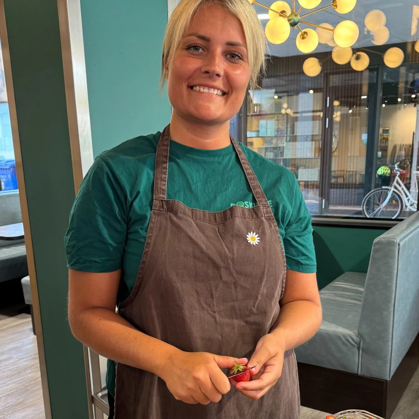 VELKOMMEN TIL MALOU &ndash; NY TEAMLEDER!

Sidste vinter s&oslash;gte vi en butikschef / teamleder, til den fornemme ledelsesopgave at tr&aelig;ne og motivere vores 35 deltids salgsmedarbejdere. 

Hende har vi fundet &ndash; eller rettere, hun fandt 