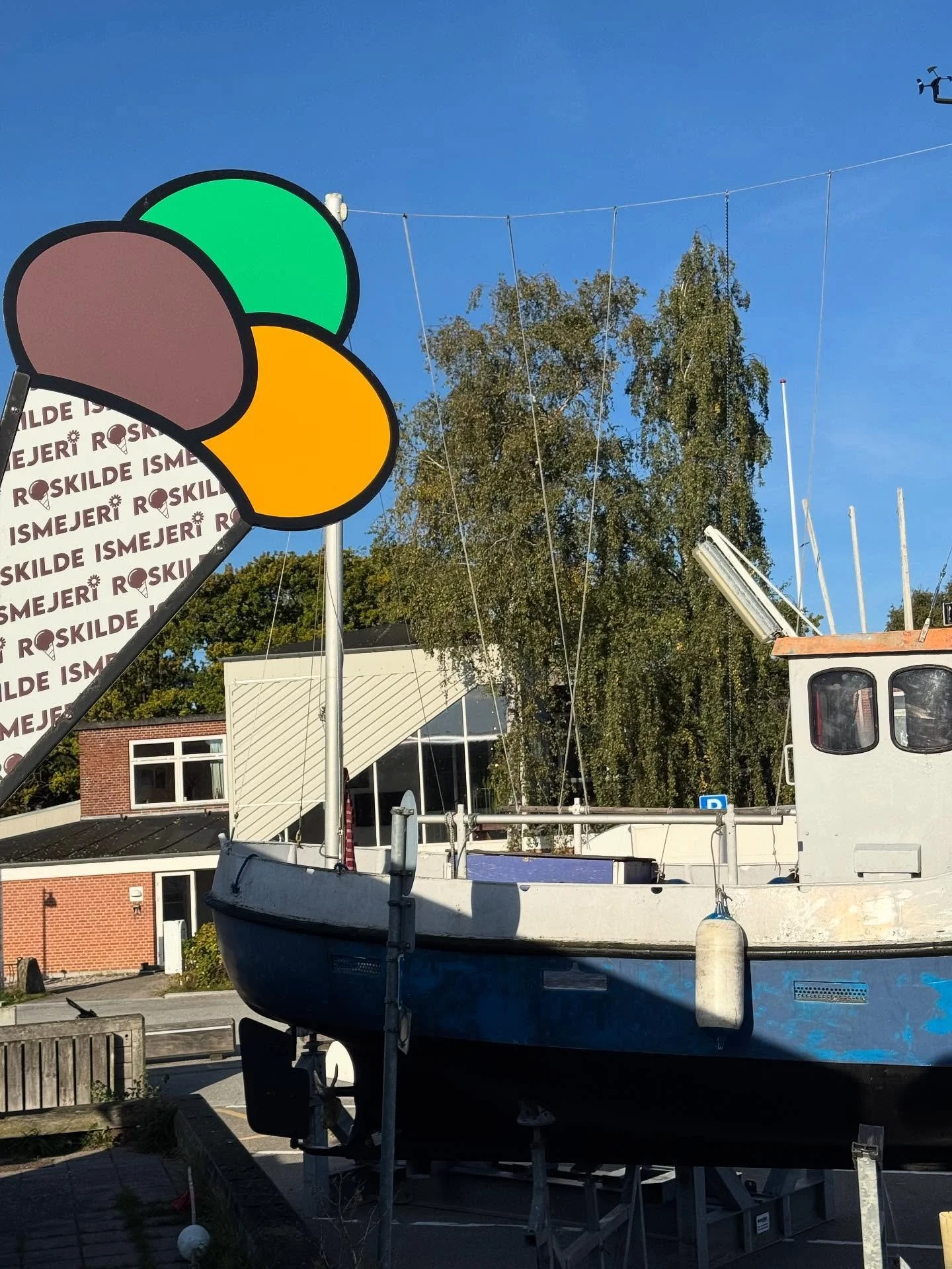 Wow en smuk dag☀️🍁
Havnevogn og iscafe st&aring;r klar med is, kaffe og cookies til din g&aring;tur i solen☀️🍦🍁
Vi lukker stadig f&oslash;rst kl. 21, lidt endnu. Vi ses💕
@roskildeismejeri #efter&aring;r #september #&aelig;blekageis #banan #sarahb