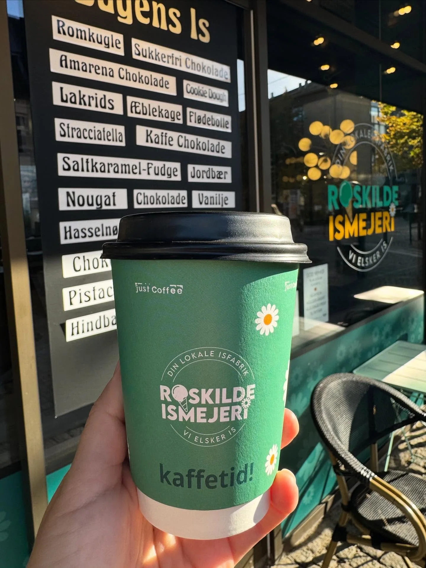 Efter&aring;rsferien er lige om hj&oslash;rnet - og vi holder selvf&oslash;lgelig &aring;bent hver dag fra kl. 10 til 20 🌤️

B&aring;de i Iscaf&eacute;en og Havnevognen st&aring;r vi klar med alt det, der g&oslash;r ferien lidt s&oslash;dere:
 🍨 Fy