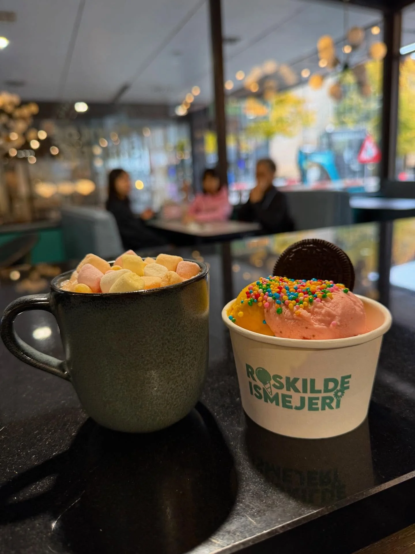 I hele efter&aring;rsferien (fra i dag fredag d. 10. til og med s&oslash;ndag d. 19. oktober) fork&aelig;ler vi de mindste iselskere med en ekstra hyggelig b&oslash;rnemenu:

🍨 En b&oslash;rneis med to sm&aring; valgfrie kugler is, tivolidrys og ore