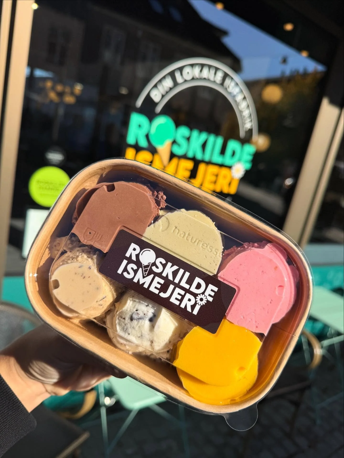 🍦 KONKURRENCE: VIND ET L&AElig;KKERT SHAREB&AElig;GER MED 6 KUGLER IS🍦

Der er ikke meget, der sl&aring;r en hyggestund med is! Vi finder to heldige vindere, som hver f&aring;r et shareb&aelig;ger med 6 kugler - perfekt til at dele med veninderne, 