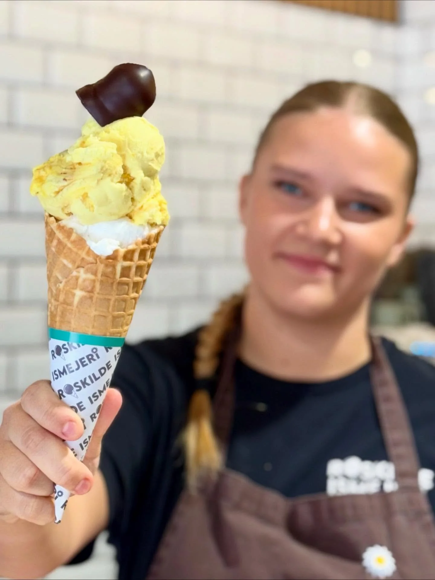 Kom ind i Roskilde Ismejeri og nyd en is, friskbagt cookie eller varm chokolade i t&oslash;rvejr🍁🎃🍦💚
&Aring;bningstider ALLE DAGE 10-20.
@roskildeismejeri #efter&aring;r #stadig #istid #altid #velkommen