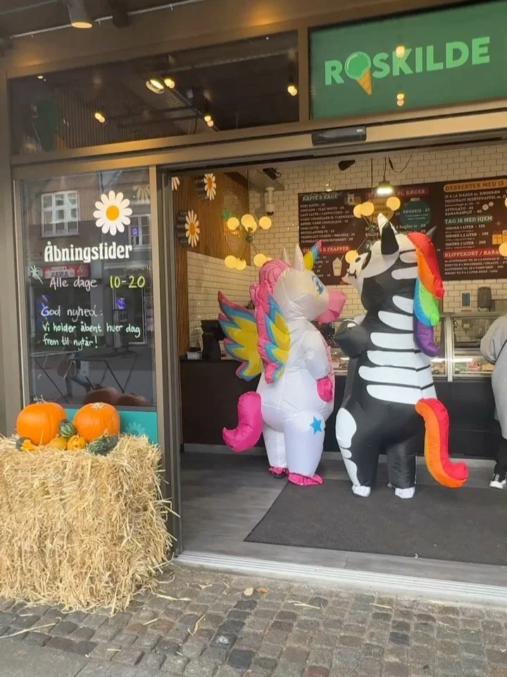 🎃🕷️🕸️Halloween fredag 31/10🕷️🕸️🎃
Alle b&oslash;rn som kommer udkl&aelig;dt tilbydes en gratis kugle uhyggelig sort fl&oslash;debolle-is 🖤👁️&zwj;🗨️🍦
Vi lukker f&oslash;rst kl. 20, som alle andre dage - byen summer af uhygge s&aring; brug din