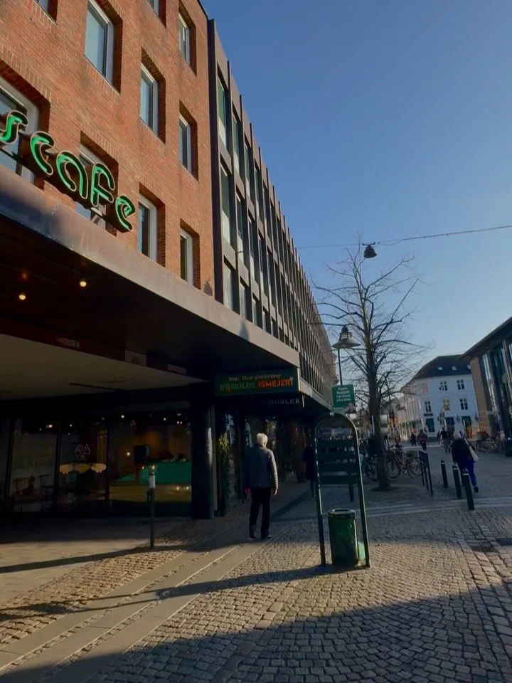 ☀️ Fredag, solen skinner, og Jesper har v&aelig;ret tidligt oppe og tryllet l&aelig;kker is frem til weekenden - s&aring; vi er mere end klar til at sprede lidt novemberhygge 🍦

Kig forbi og nyd weekenden med en friskbagt hjertevaffel, kaffe fra Jus