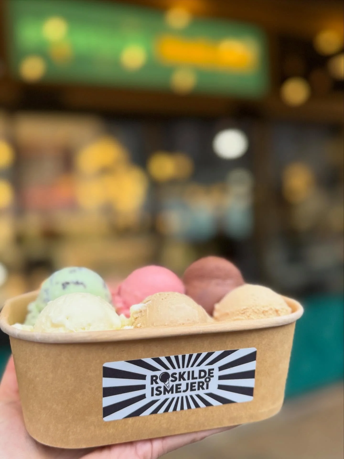 Sikke en smuk l&oslash;rdag at v&aring;gne op til! Frost i 🍁🍂, 💙 himmel og ☀️ 
Vi har t&aelig;ndt for varmen i iscafeen og byder p&aring; friskbagte hjertevafler, varm chokolade, b&oslash;nner fra Just Coffee, vores frisklavede is og meget mere&he