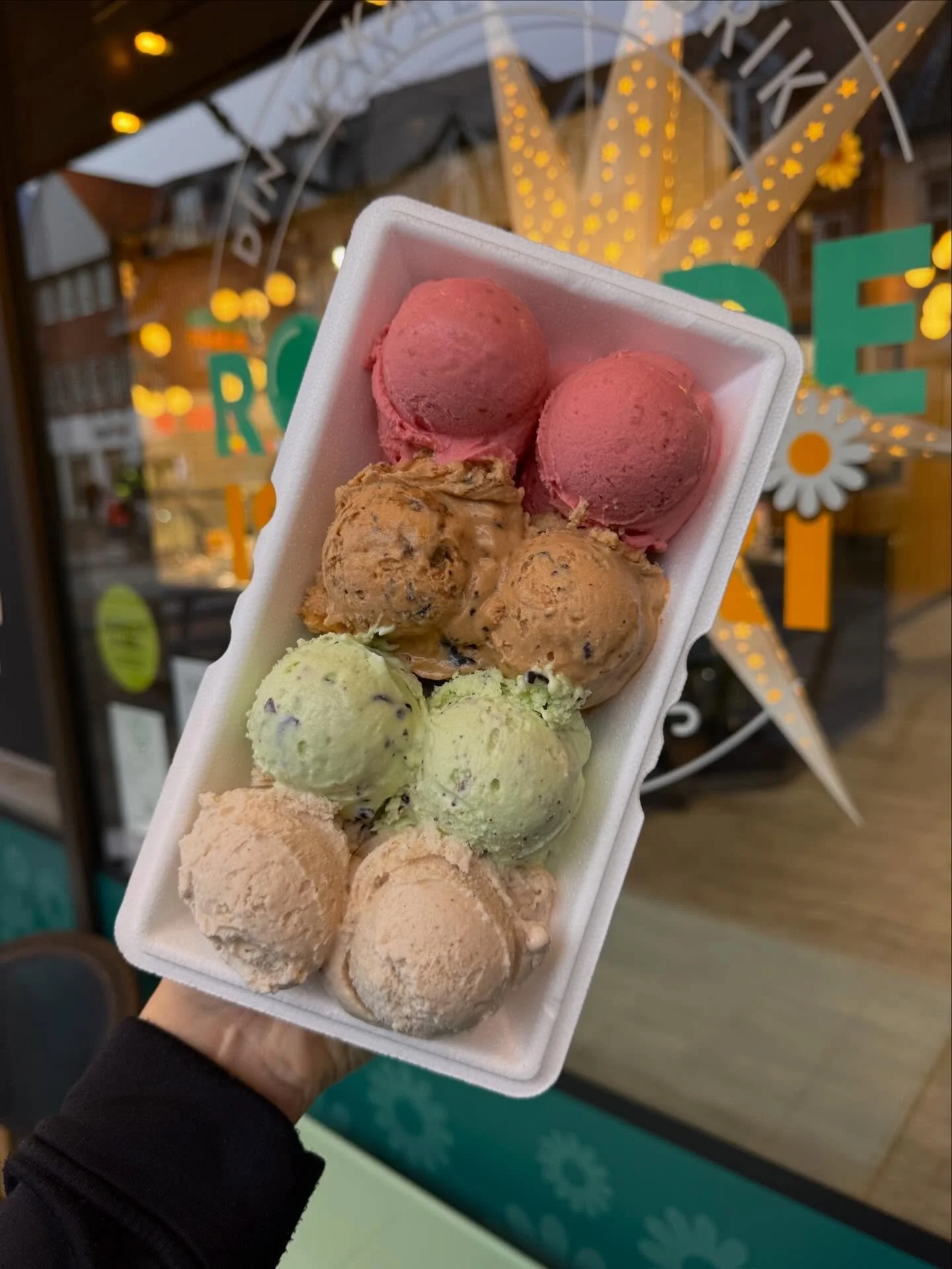 🎄 Fredag = fuld skrue p&aring; julehyggen hos Roskilde Ismejeri🎄
Vi har fyldt caf&eacute;en med alt det bedste:

☕️ L&aelig;kker kaffe fra Just Coffee
🥐 Friskbagte croissanter, hjertevafler og cookies/brookies
🍫 Fl&oslash;deboller og chokolade fr