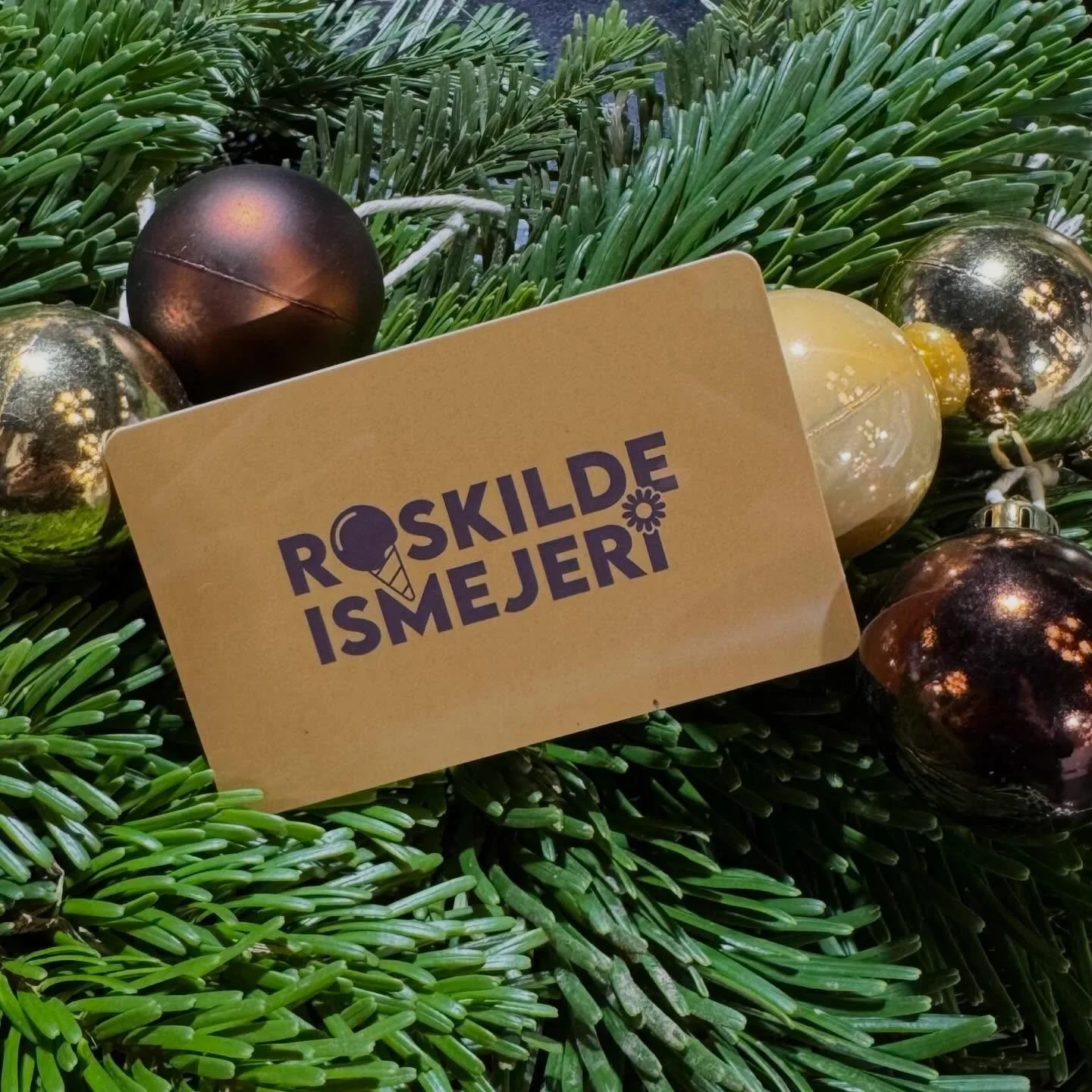 Mangler du julegave, adventsgave eller mandelgave?✨

Hos Roskilde Ismejeri har vi den perfekte gave - for hvem elsker ikke is?

🎁 Gavekort fra 50 kr. - den sikre vinder til alle der elsker is, kaffe eller lidt ekstra hygge.

🎁 Klippekort - den idee