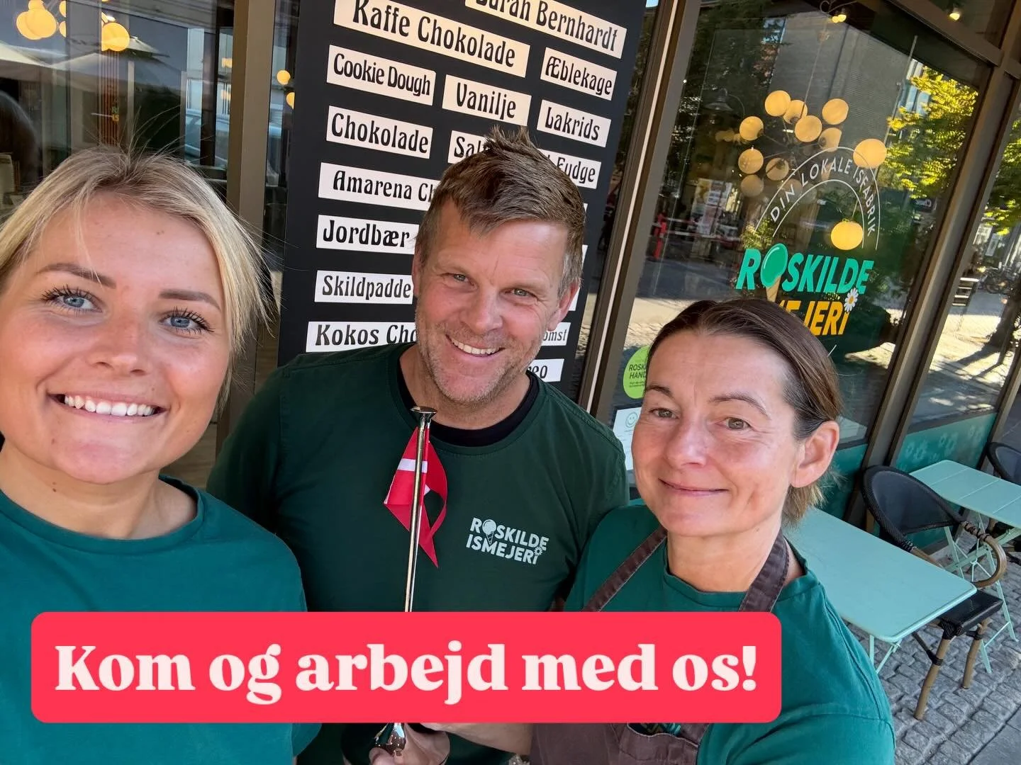 Kom og arbejd med os!
Fuldtidss&aelig;lger i hel&aring;rsstilling s&oslash;ges til Roskilde Ismejeri. 
L&aelig;s mere i linket i bio, og send en ans&oslash;gning afsted hvis du er den vi mangler!
Del gerne 🙏
H&aring;befulde hilsner,
Malou, Jesper &a