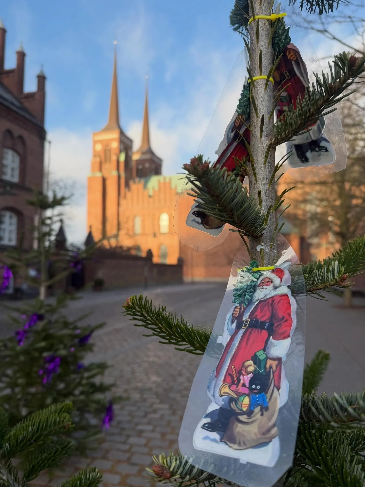 Sk&oslash;nt julevejr i Domkirkebyen🎄✨
Roskilde Ismejeri byder p&aring; is, friskbagte hjertevafler med is, varm chokolade med fl&oslash;deskum og bokse til at tage med hjem, med is!
Alle dage 10-20 (dog julelukket 24.-26/12).
Kig forbi og smag vore