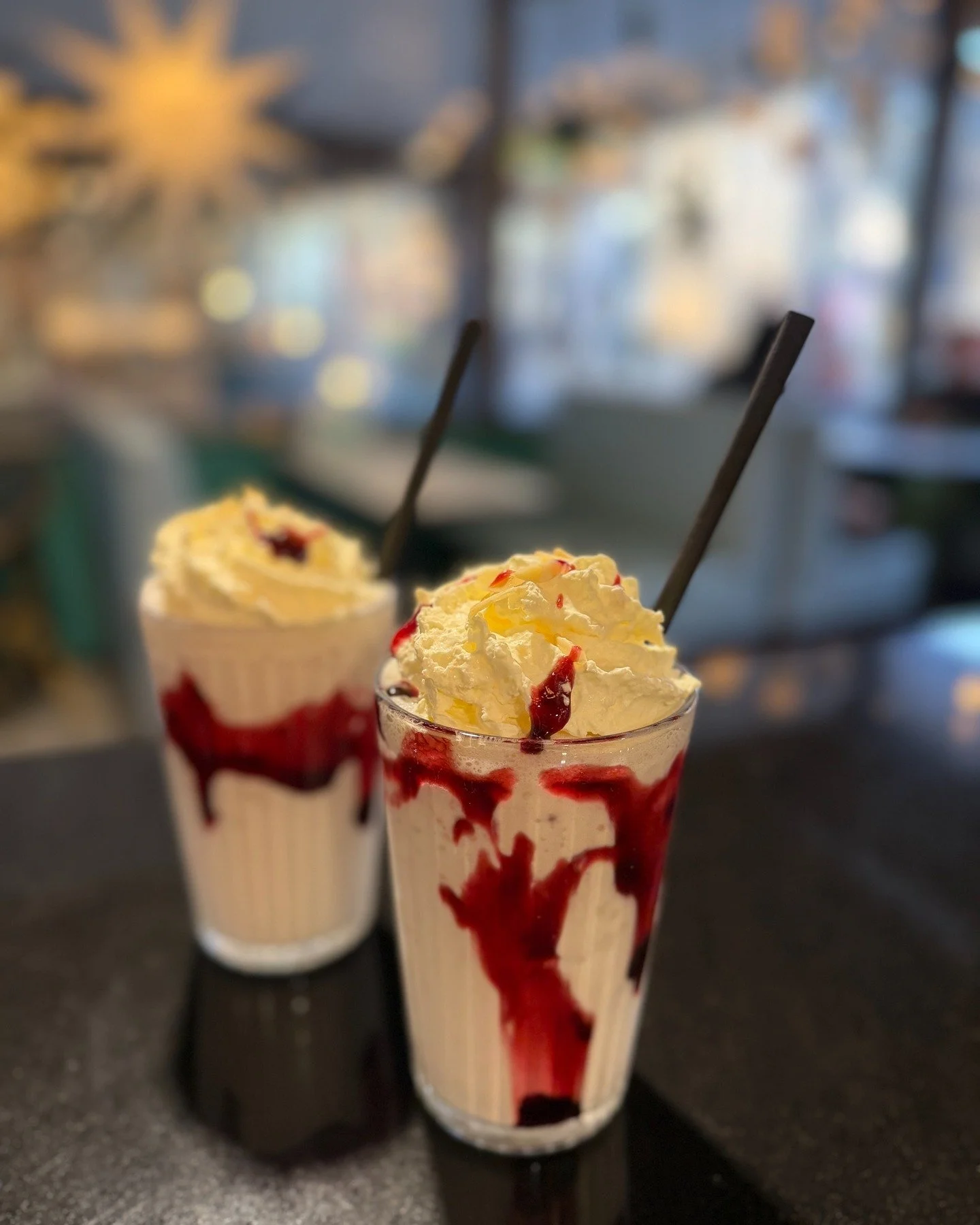 Hold op, hvor har I taget godt imod Jespers nye opskrift p&aring; is-a-la-mande🎅🏽💕 - den indtager f&oslash;rstepladsen som mest solgte isvariant i december m&aring;ned😍
SKAL DU N&Aring; AT SMAGE DEN? S&aring; kig forbi iscafeen inden jul, vi har 