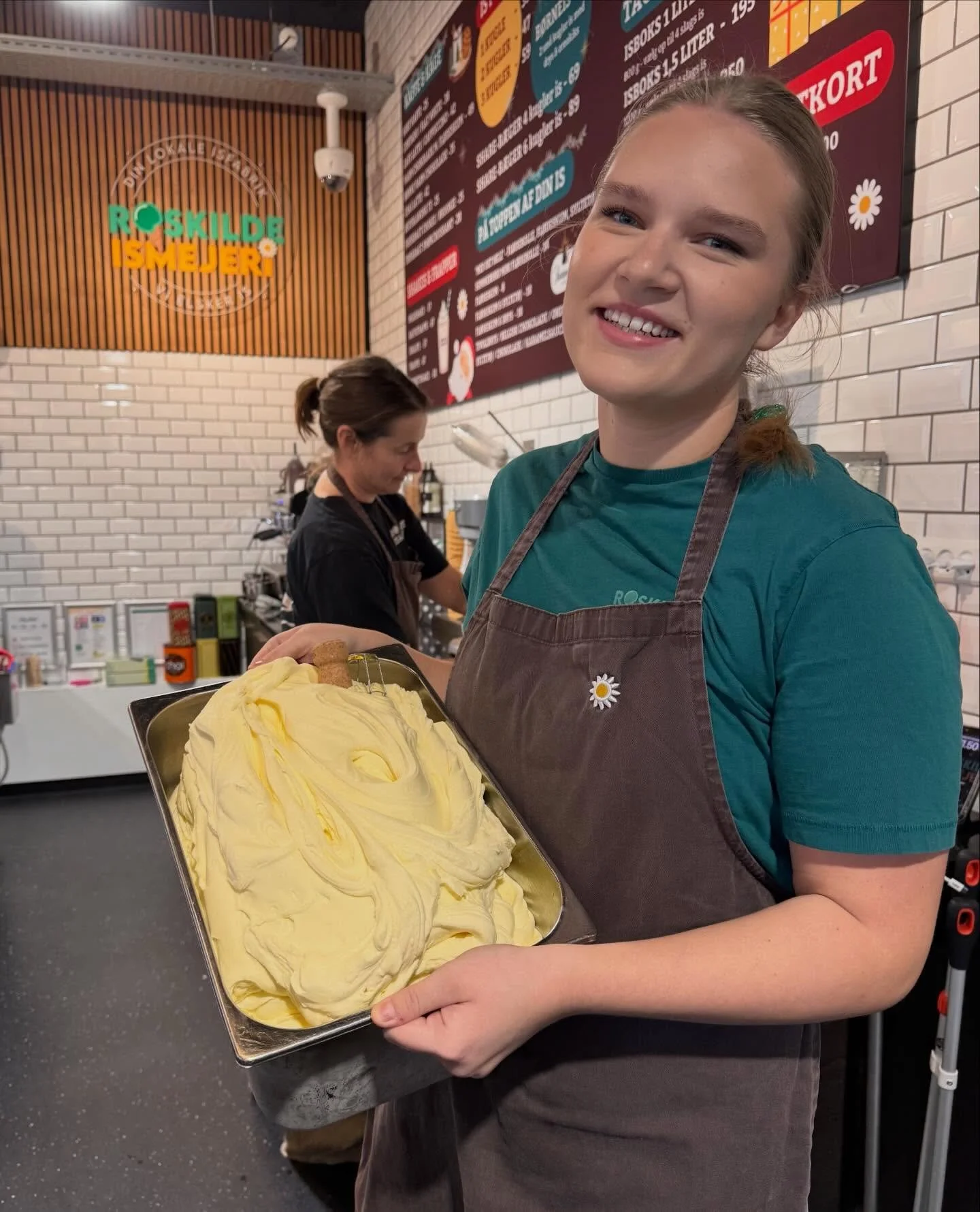 🎆 Nyt&aring;ret er skudt i gang hos Roskilde Ismejeri 🎆

Jesper har v&aelig;ret tidligt oppe, og 25 is er klar i diskene.
Vores seje team er parat til at tage imod jer, og p&aring; billedet ser I Anna-Lucca med vores appelsinchampagne - mums!! 🍊🥂