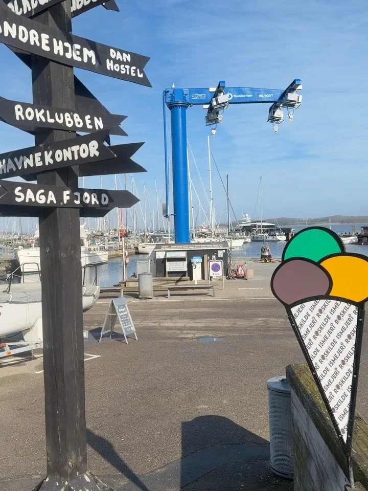 For&aring;ret r&aring;ber hej p&aring; Roskilde Havn☀️ kom og smag vores sk&oslash;nne &oslash;kologiske baristakaffer, med b&oslash;nner fra @justcoffeedk &oslash;kologisk m&aelig;lk fra @thisemejeri - og snup en friskbagt cookie fra @cafefjordliv m