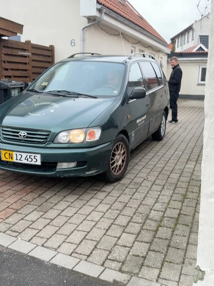 I g&aring;r vinkede vi farvel til vores trofaste Toyota Sportsvan, som loyalt har k&oslash;rt is rundt i Roskilde gennem snart 20 &aring;r - for nu var tiden kommet til at indfri en dr&oslash;m: At skifte til en el-varevogn til dagens sm&aring; biltu