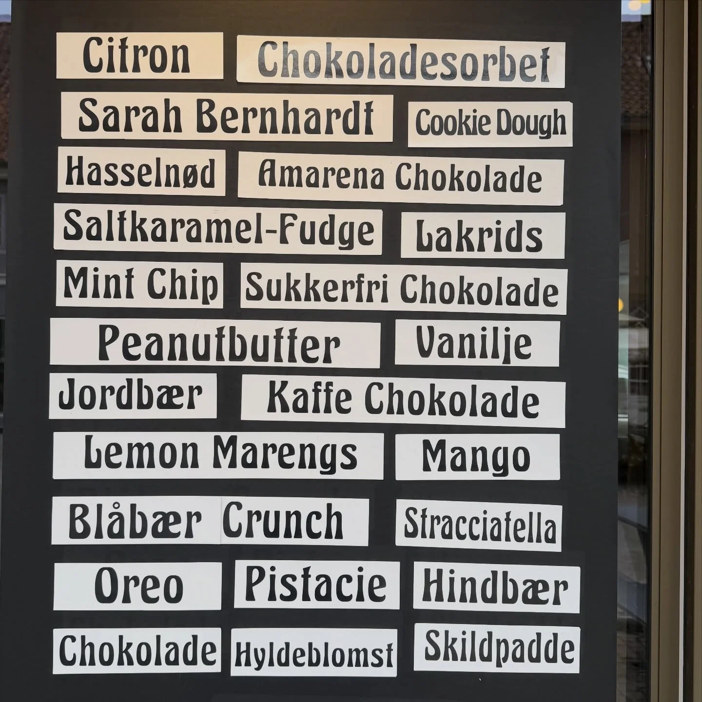 Vi har &aring;bent - rain or shine☀️🌧️☔️
Her ser du dagens isdisk i Algade, og en pr&aelig;sentation af nogen af vores nyheder i &aring;r:
&Oslash;kologiske kaffeb&oslash;nner fra @justcoffeedk, et lille udvalg af fl&oslash;deboller fra Spangsberg o