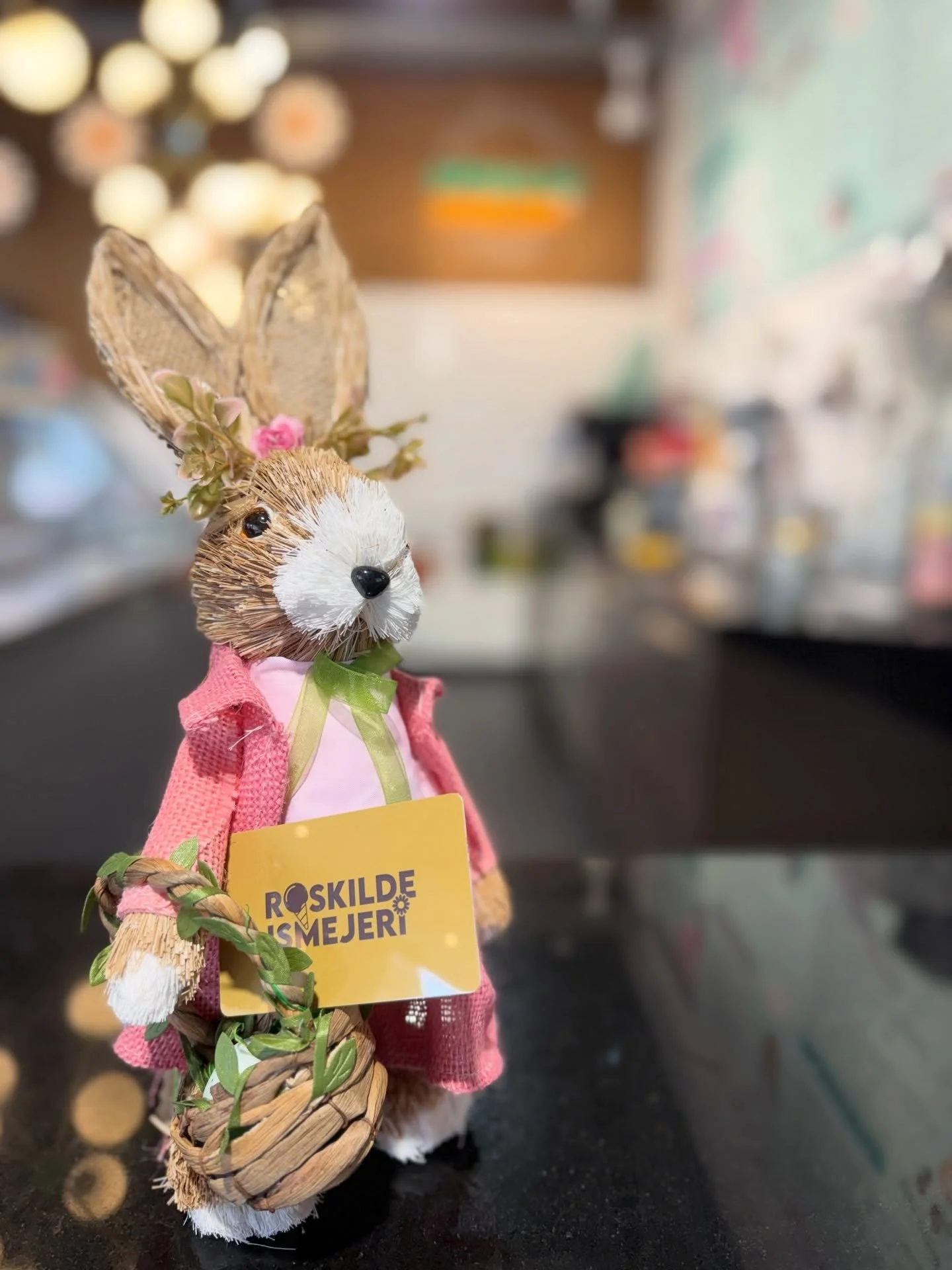 P&aring;sken n&aelig;rmer sig! Hos Roskilde ismejeri holder vi selvf&oslash;lgelig &aring;bent ALLE DAGE☀️
Mangler du inspiration til &aring;rets p&aring;ske&aelig;g, foresl&aring;r vi et gavekort til lokale isoplevelser🐣🍦💕
Vi ses💚 @roskildeismej