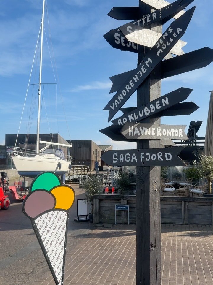 P&aring;skeferie!
Vi st&aring;r klar fra 10-21, med et smil og nye kollegaer under opl&aelig;ring ved vores side - kom forbi, og nyd s&oslash;ndagen med os☀️🍦💕
@roskildeismejeri #&aring;bentalledage #p&aring;skeferie #istid #kaffetid #hyggetid