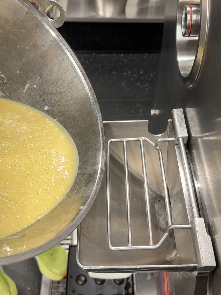 P&aring;skeMango! Vores koldsk&aring;ls-p&aring;ske-mango er hoppet i isdisken i Algade - kom forbi og smag🐣🥭🍦
@roskildeismejeri #p&aring;skemango #hyggetid #alletiderslokaleis #&aring;benthverdag #roskildeismejeri