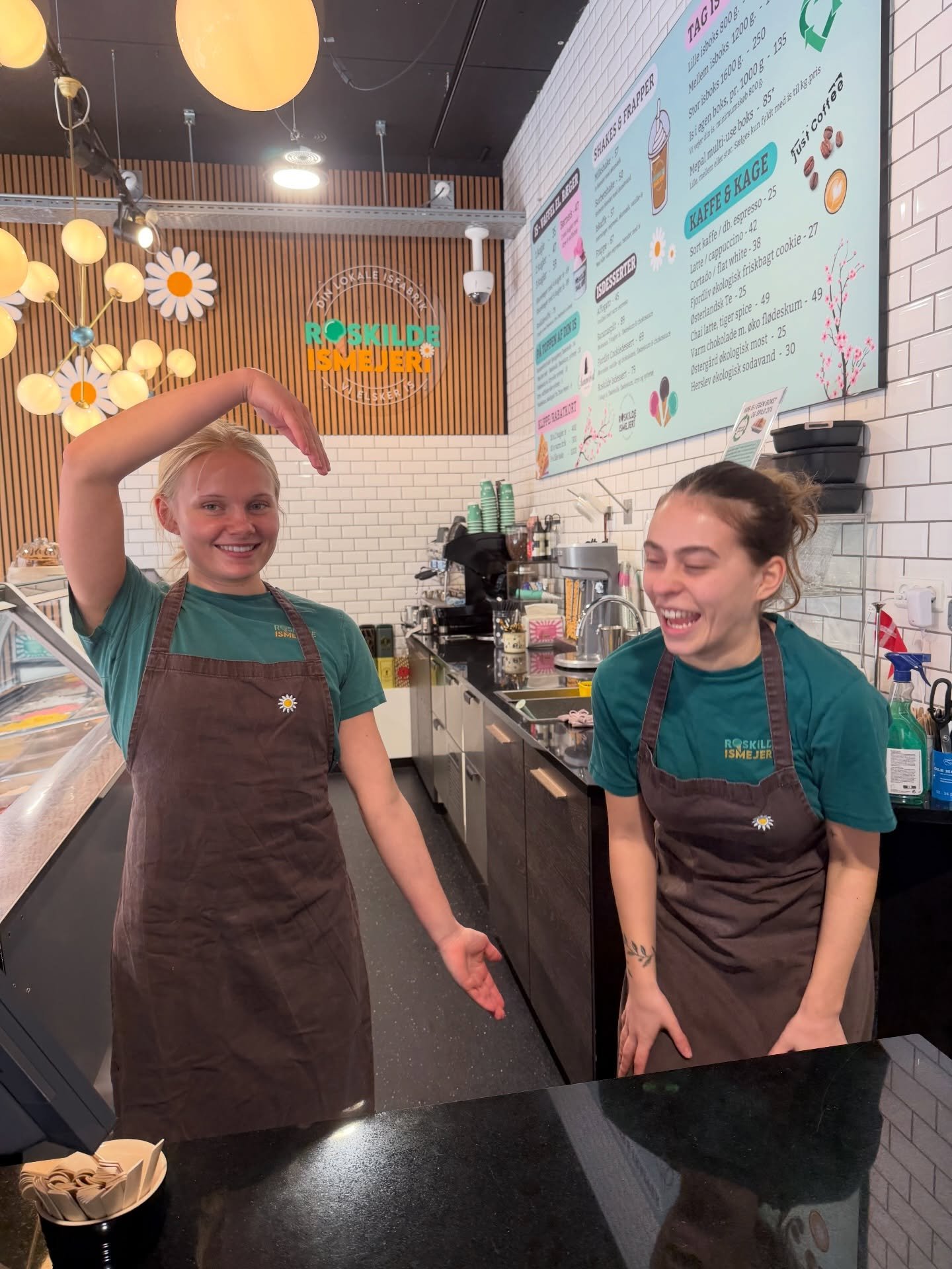 Der sker noget med hum&oslash;ret, n&aring;r solen kigger forbi og bliver h&aelig;ngende☀️
Roskilde Ismejeri byder for&aring;ret velkomment - &aring;bent alle dage💕
@roskildeismejeri #for&aring;riluften #thinkglobalbuylocal #altidistid #velkommen #f