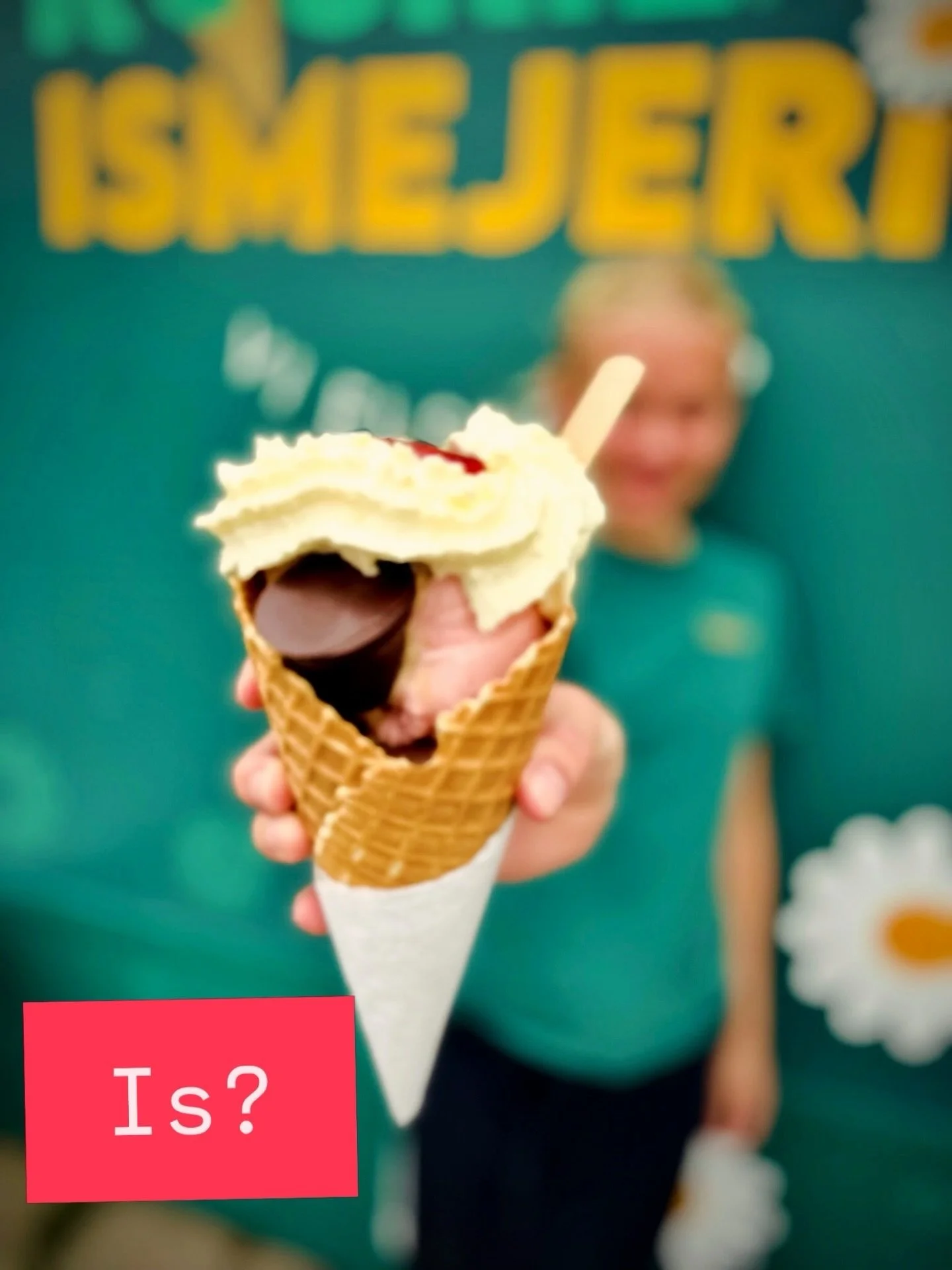 Endelig☀️
Vi er klar med kolde fristelser fra 10-22 alle dage, havn og by🥰
Kig forbi, og v&aelig;lg Algade hvis du vil smage Skumbanan-is og K&oslash;benhavnerstang🍍🤍💕
@roskildeismejeri @roskildehandelogerhverv @thisemejeri @herslev_bryghus @oest