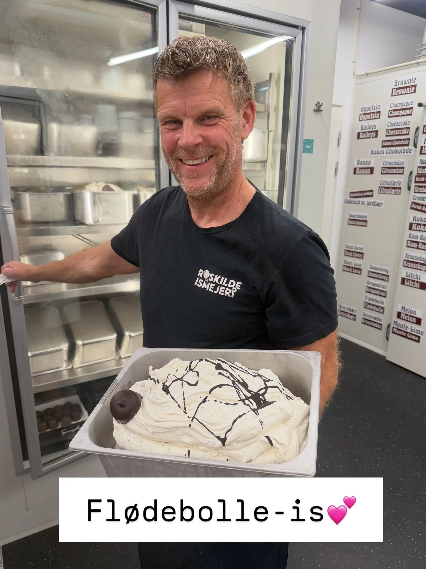 Wow - vores ismaskiner summer l&oslash;s, for at f&oslash;lge med🙏🍦☀️💕
Tak for at tage godt imod vores mange nye unge kolleger, som i disse dage for alvor oplever hvad det vil sige at tage fat i scoopskeen🤩- og deres tr&aelig;nere, som g&oslash;r