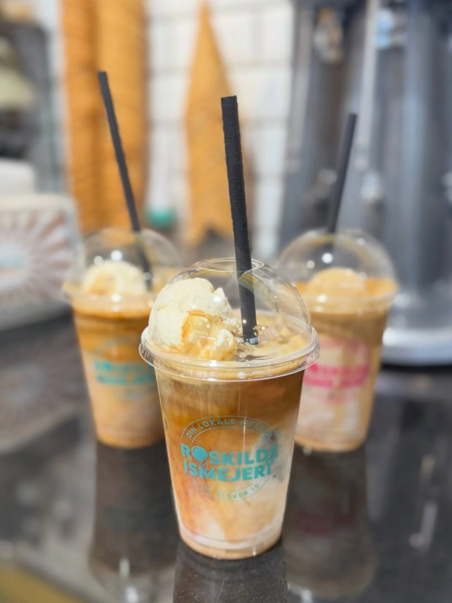 N&aring;r det er tid til den lille fejring, en veloverst&aring;et eksamen eller dit team tr&aelig;nger til lidt s&oslash;dt&hellip;?
Iskaffe - vores nye shareb&aelig;ger - sorbetshakes 🤎🧡🩷💛
Vi ses i Algade eller p&aring; Roskilde Havn @roskildeis
