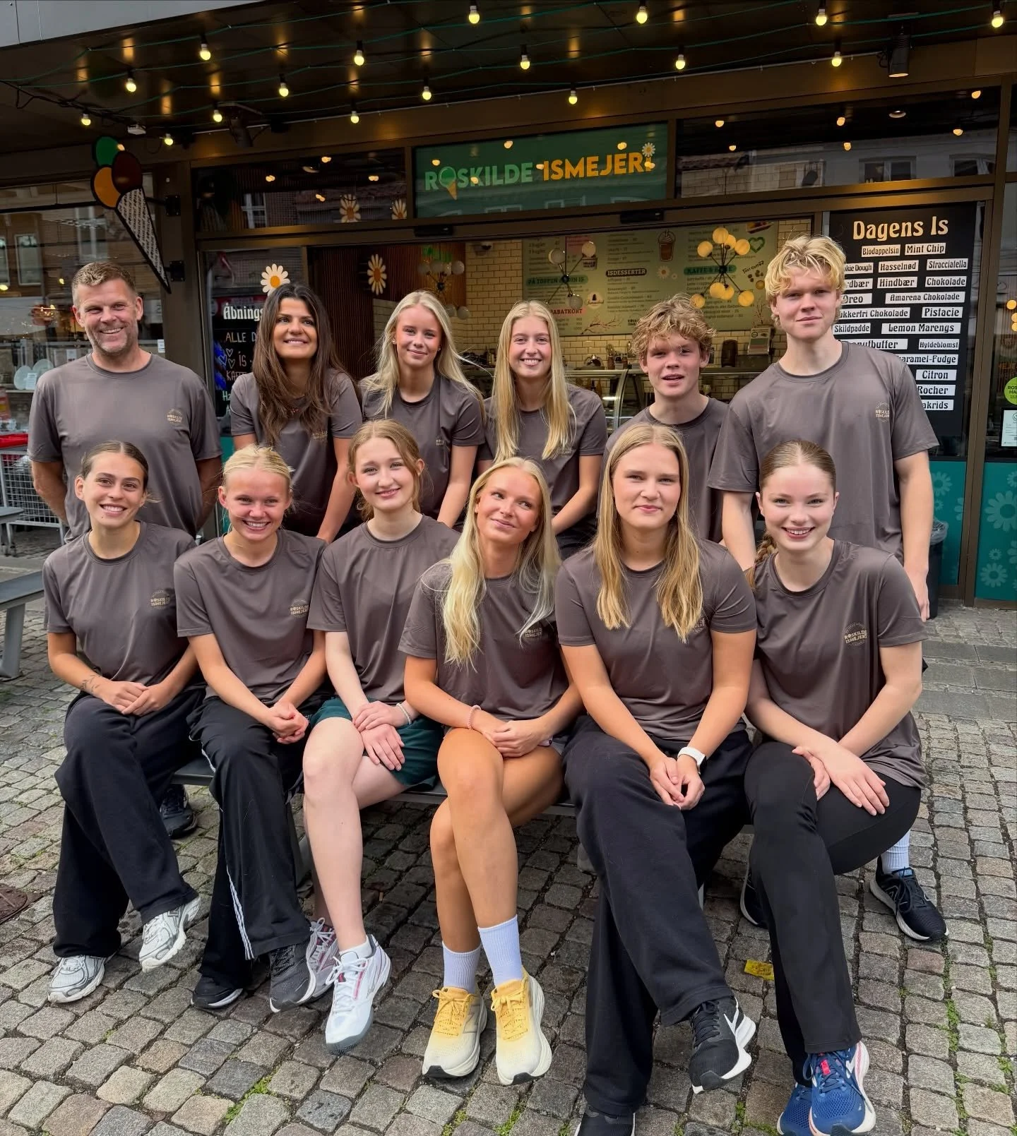 Parkstafet og personalehygge💕
Tak for en dejlig aften, som kr&aelig;vede sved, solcreme, gode ben, paraplyer og varme t&aelig;pper - og naturligvis en is efterf&oslash;lgende💕 @ikhellas @roskildeismejeri #parkstafet #personalehygge #goodvibes #&osl