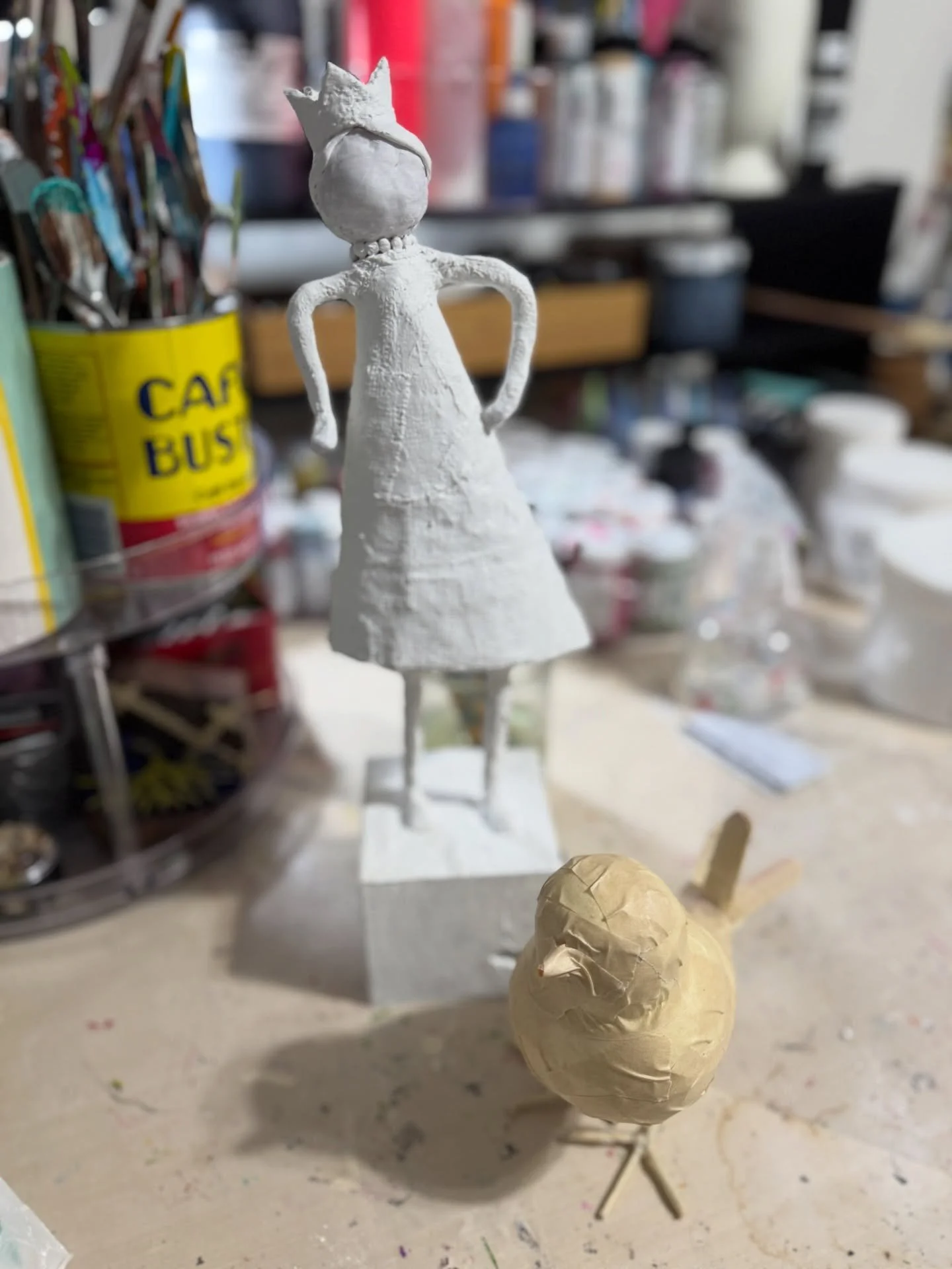 It&rsquo;s time to play! Experimenting with a little sculpture in the studio this morning.

#studioscenes #artisticplay #multimediaart #lizsnowdenart