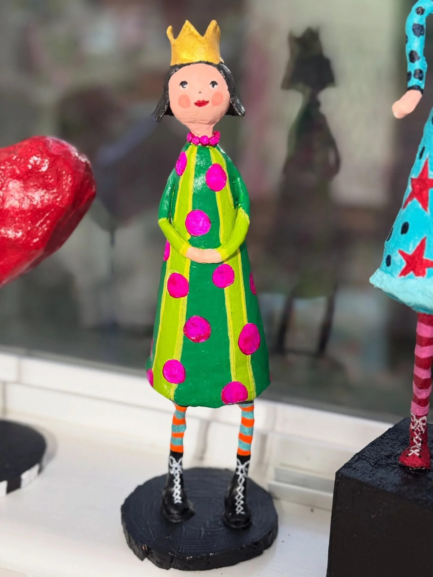 Hey queen! She wears what she wants, does what she wants, chooses joy and doesn&rsquo;t have time for nonsense.

Queen Betty is available. She stands about 12&rdquo; tall. $110 + actual shipping. Comment sold and DM to purchase. 

#queen #tinysculptu