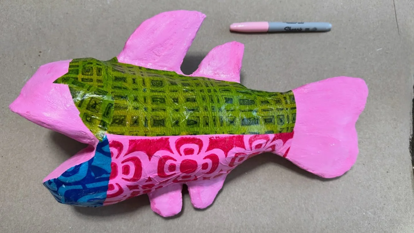 Work in progress (sharpie for scale).

Maybe not such a tiny sculpture, but I am envisioning several of these swimming together in someone&rsquo;s coastal retreat. So fun!

#plasterclothsculpture #gelliprinting #coastaldecor #floridaartist #lizsnowde