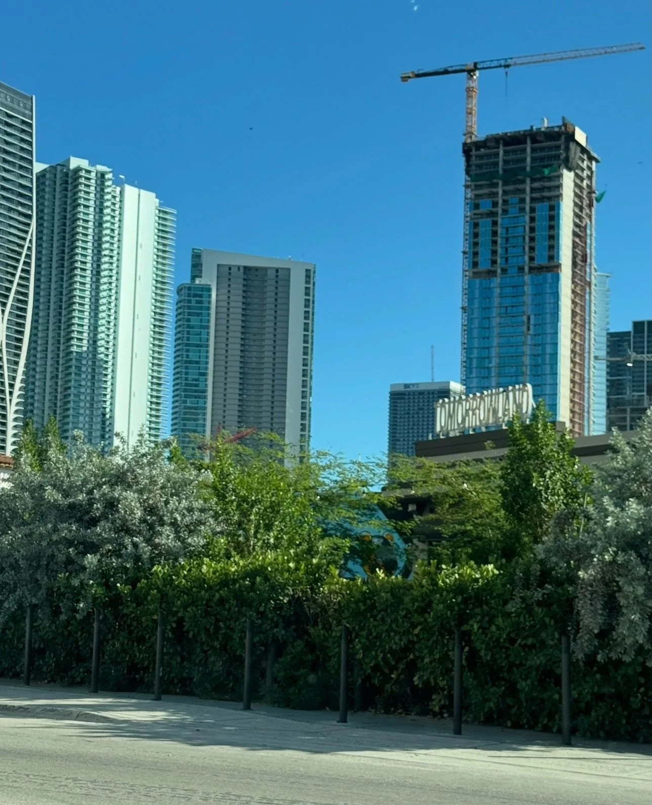 Now this is cocktails on the patio kind of weather! The Cool Out: Hip Hop &amp; R&amp;B starting at 6pm.
Join @djelementmia + @aflyguy for a Sunday like no other.
If you haven&rsquo;t joined us, today is the day!