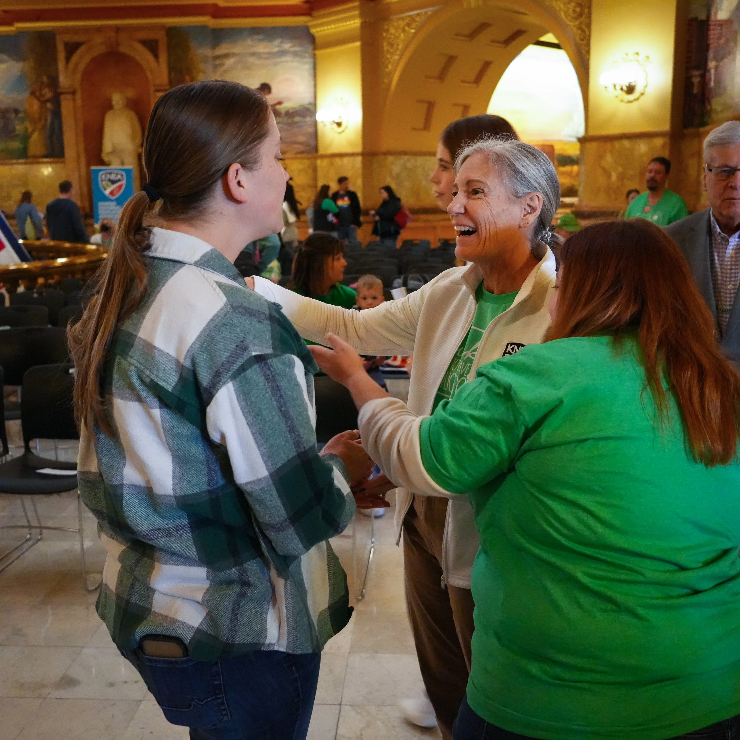   PHOTO BY MAKENZIE COCHRAN-DOCKERTY/KNEA    KNEA President Sherri Schwanz greeted rally attendees.  