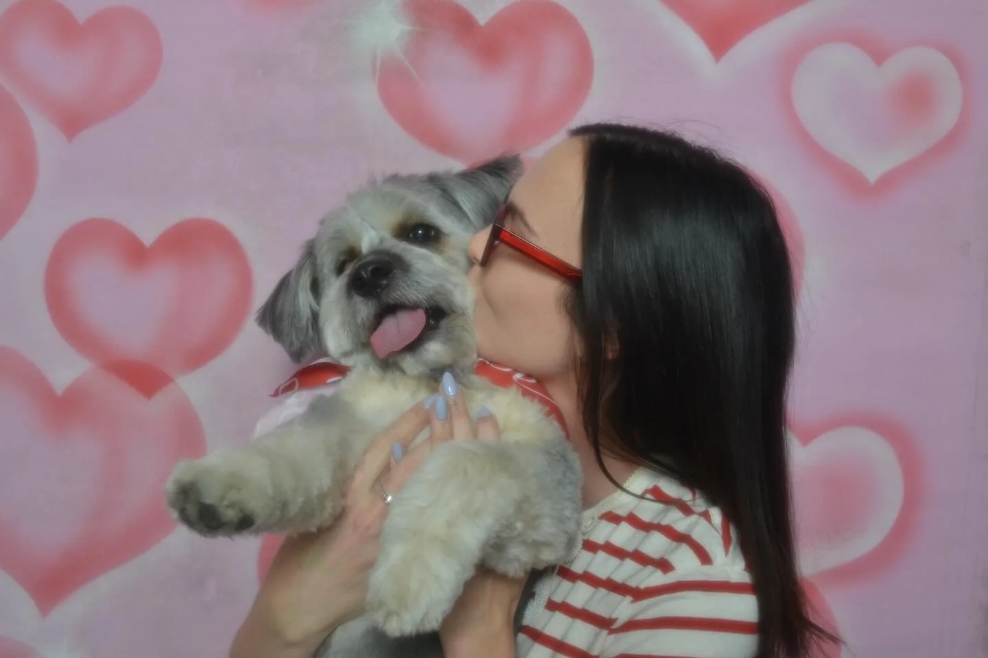 Happy Valentine&rsquo;s Day from me and my assistant, courtesy of @tomsonehourphotolab 💕