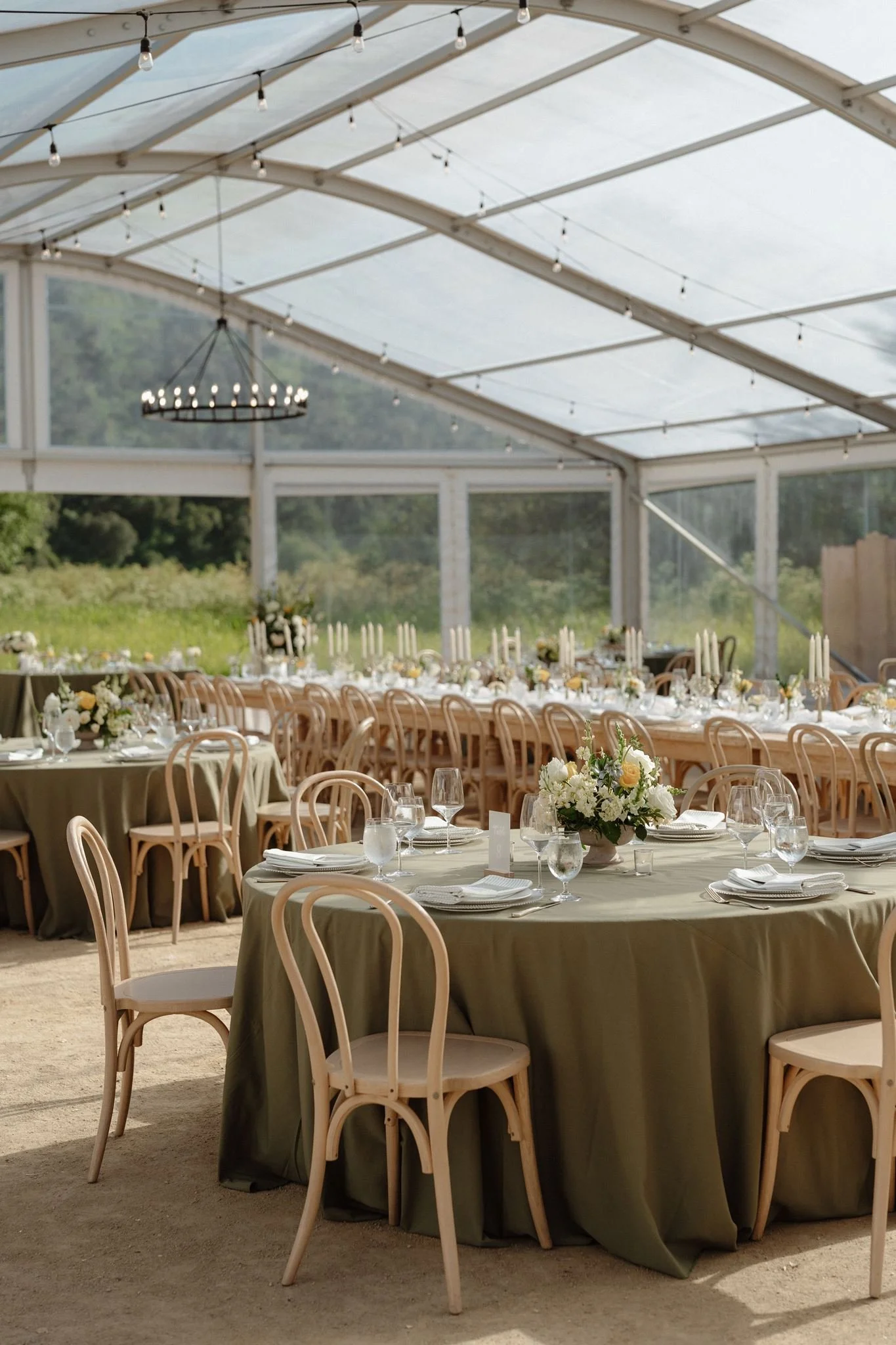 Elegant spring wedding dinner beneath the Magnolia Pavilion