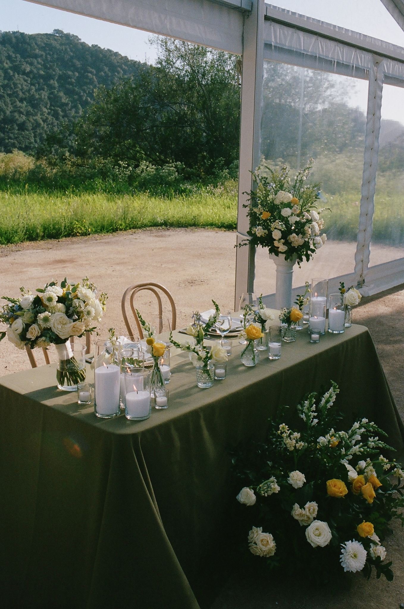 Floral sweetheart table beneath the Magnolia Pavilion at Tar Creek Ranch