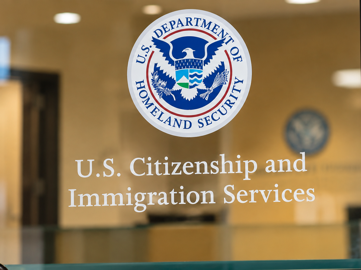 미국 영주권 신청 중 미국 체류 가능할까? DHS·USCIS I-485 신분조정 최신 분석