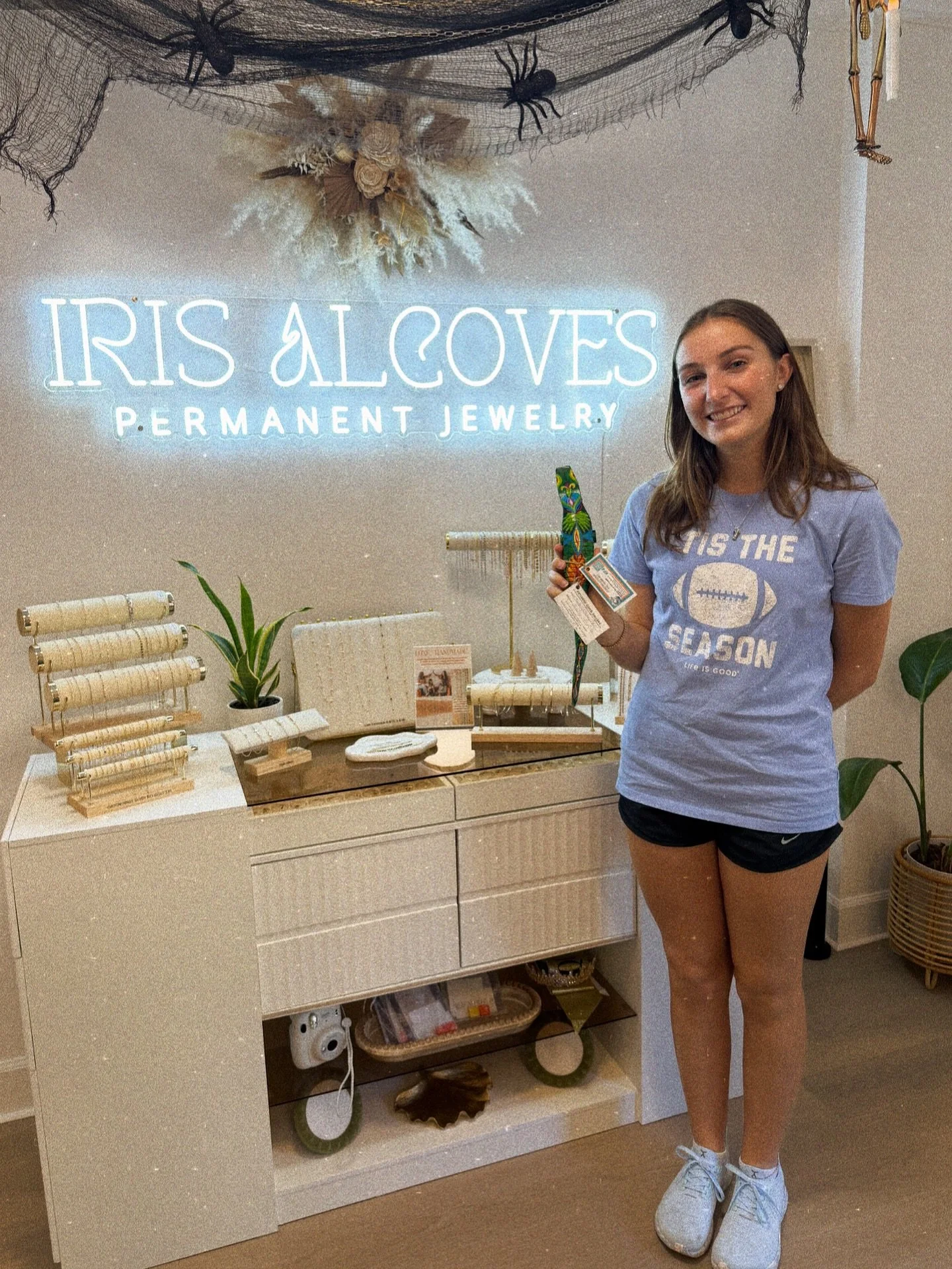 Our Gator at @irisalcoves has been discovered! 💍🐊

The Greater Gainesville Chamber&rsquo;s Treasure Hunt is still underway! happy hunting, friends! 😎

@gainesvillechamber @exploregnv @gnvyoungprofessionals 

#treasurehuntgainesville #irisalcovesga